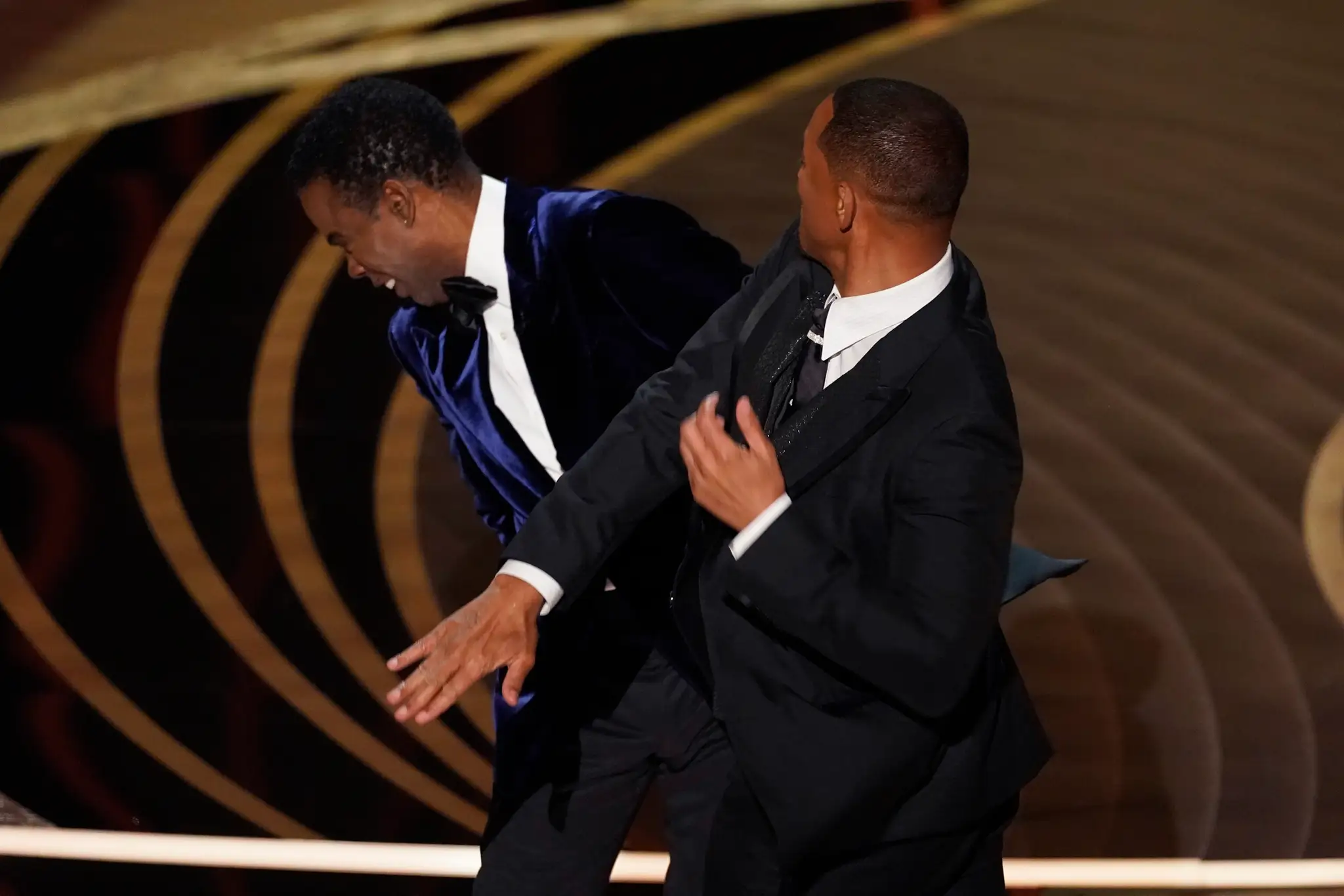 Will Smith sa na udeľovaní Oscarov postaral aj o rozruch. Na pódiu udrel do tváre komika Chrisa Rocka, ktorý žartoval o vzhľade jeho manželky.