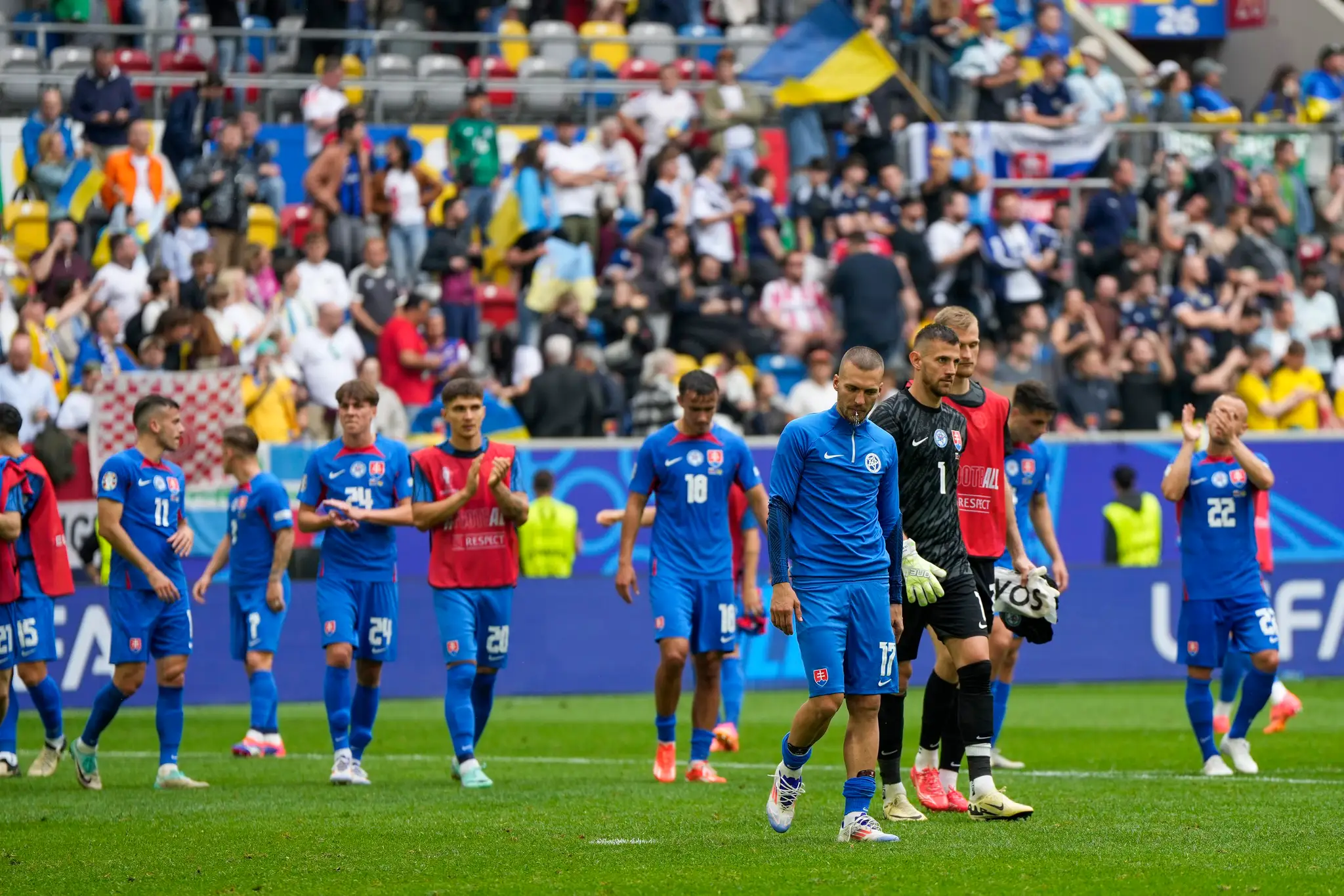Slovenskí futbalisti po prehre s Ukrajinou