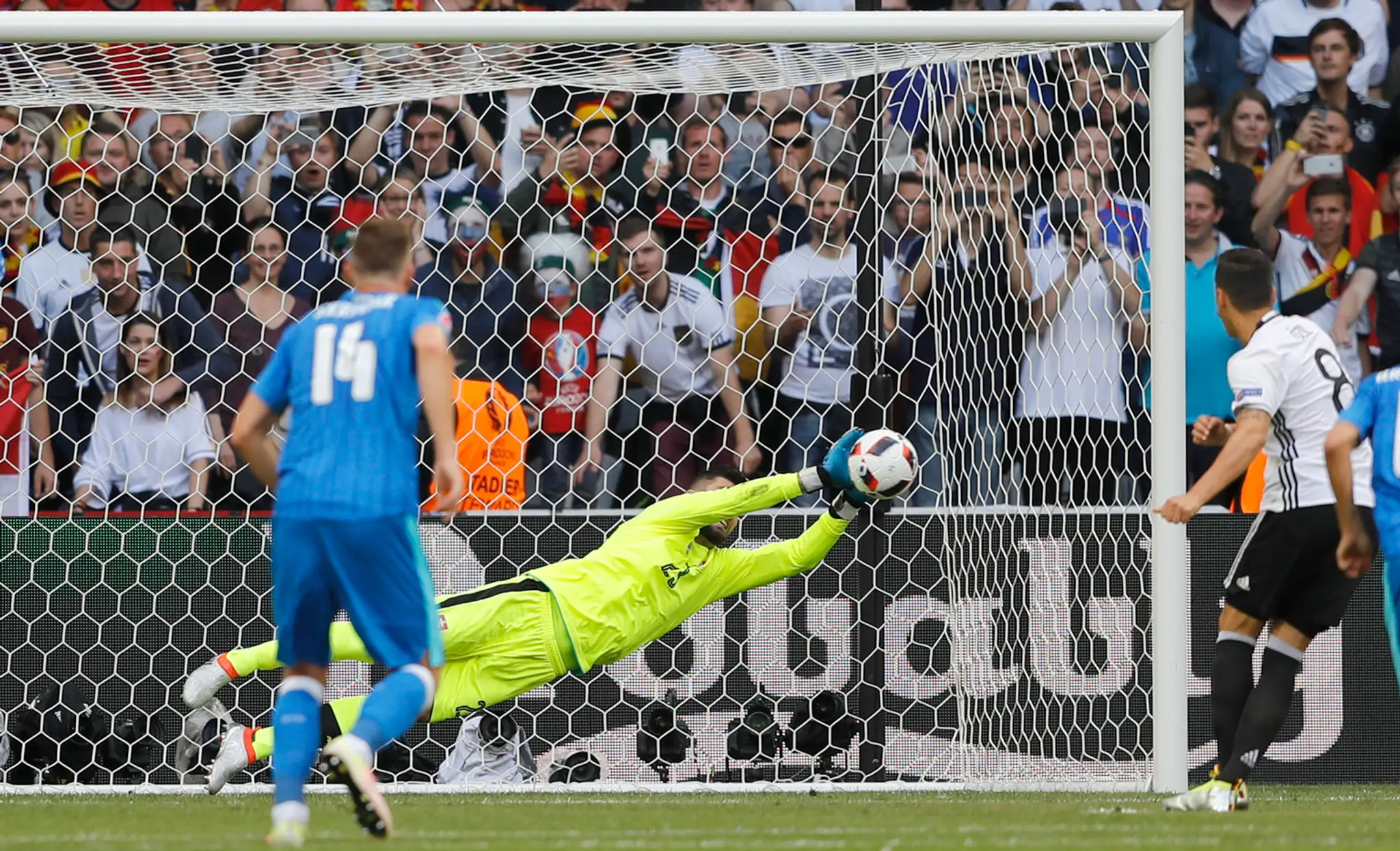 Slovenský brankár Matúš Kozáčik chytá penaltu Nemcovi Mesutovi Özilovi na ME.