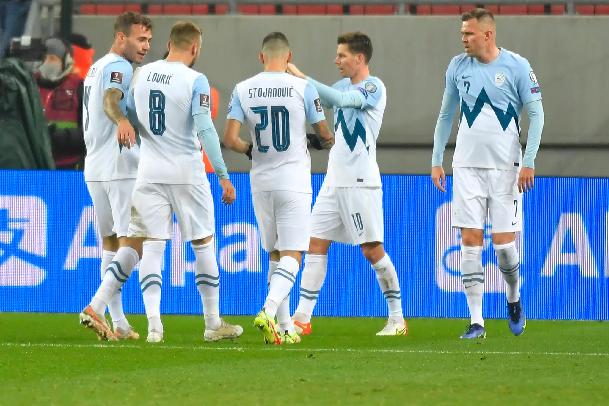 Slovinec Miha Zajc (druhý sprava) sa teší so spoluhráčmi po góle v kvalifikácii MS 2022 proti Slovensku.