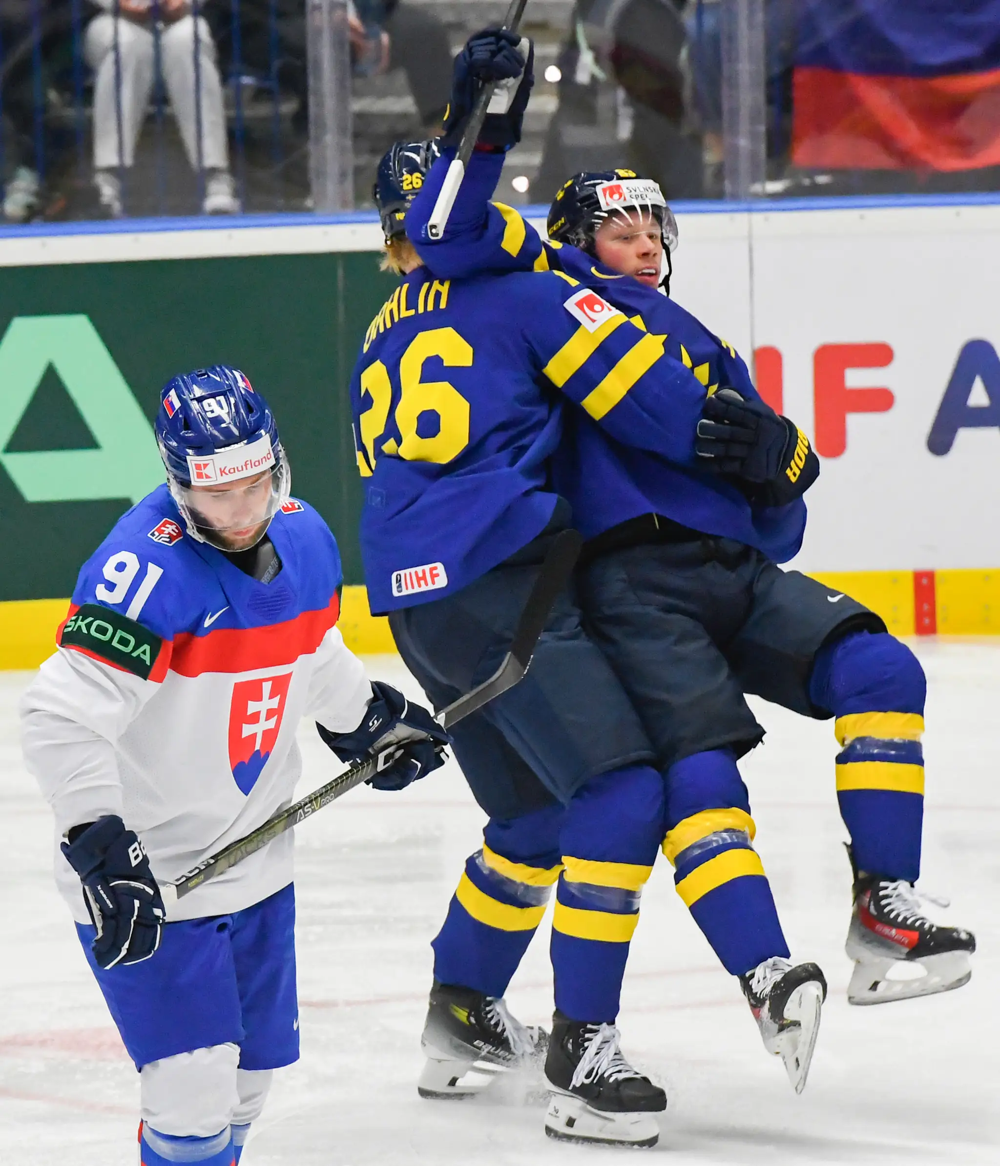 Lucas Raymond (vpravo) a jeho spoluhráč Rasmus Dahlin (obaja Švédsko) sa radujú z gólu proti Slovensku na MS 2024.