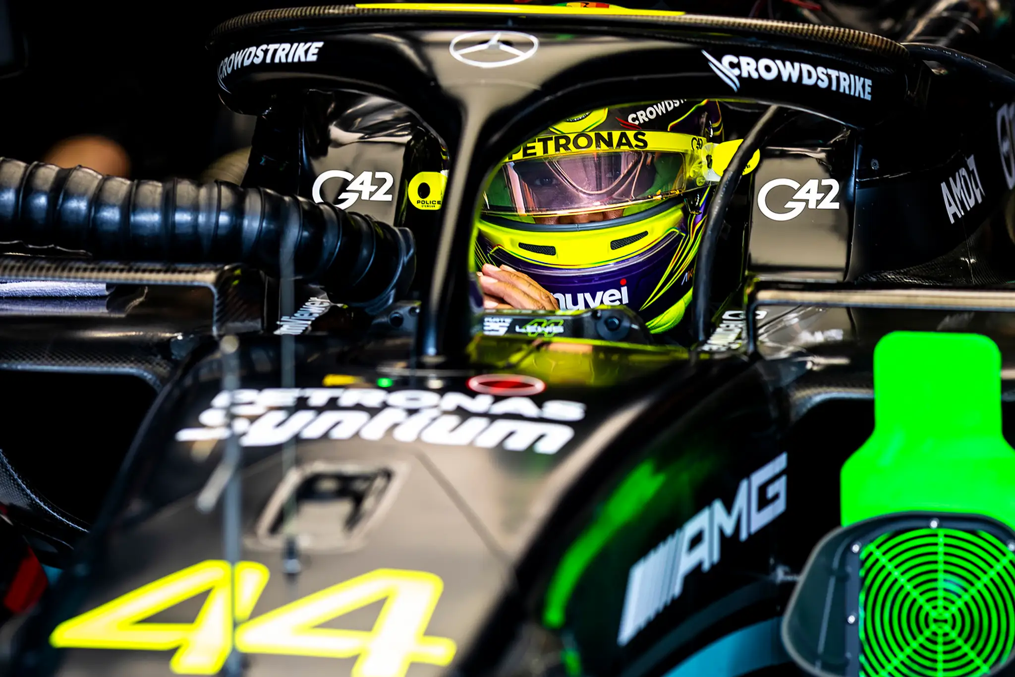 Brit Lewis Hamilton vo svojom monoposte.