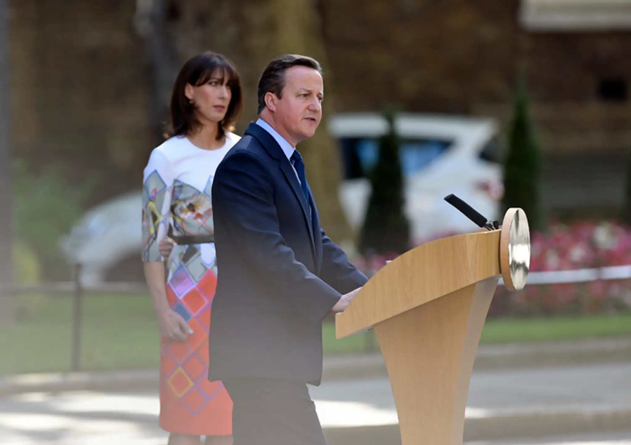 David Cameron pred sídlom na Downing Street oznamuje rezignáciu.