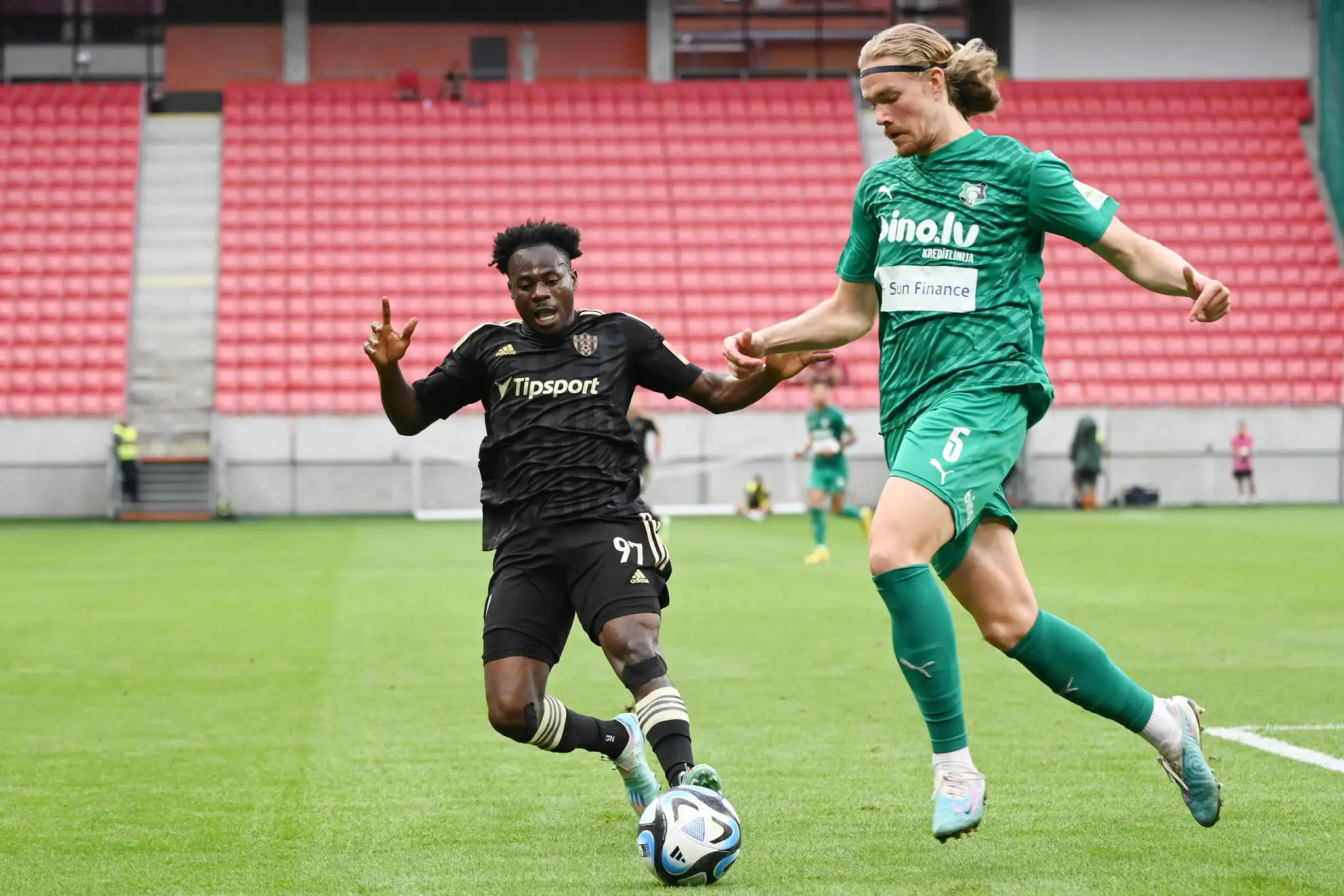 Na snímke vľavo hráč Trnavy Kelvin Ofori a hráč Audy Ivo Minkevics