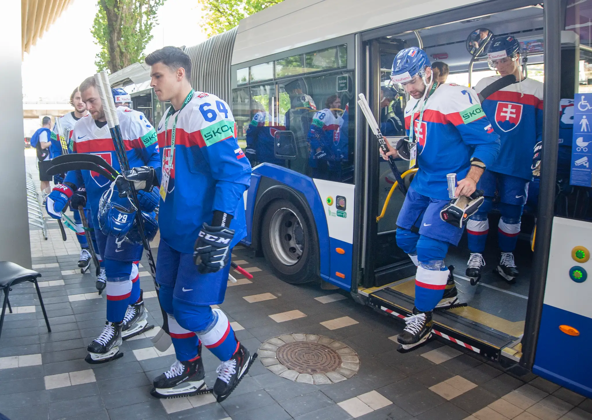 Zľava Adam Jánošík, Patrik Koch, Mário Grman a Samuel Kňažko prichádzajú na tímové fotenie na MS 2023.