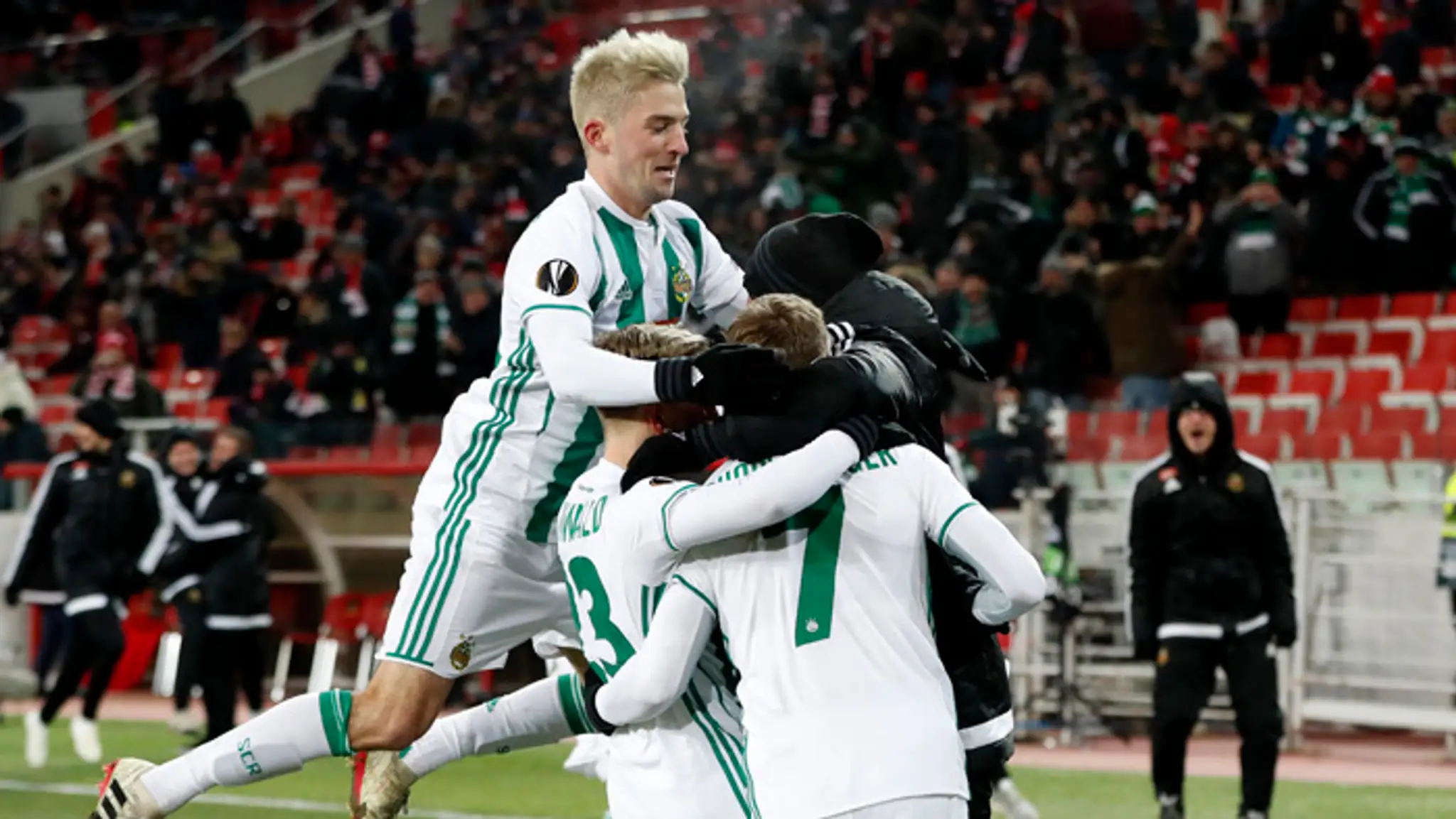 Philipp Schobesberger (vpredu) z Rapidu Viedeň sa raduje z gólu so spoluhráčmi v dueli EL na pôde Spartaku Moskva.