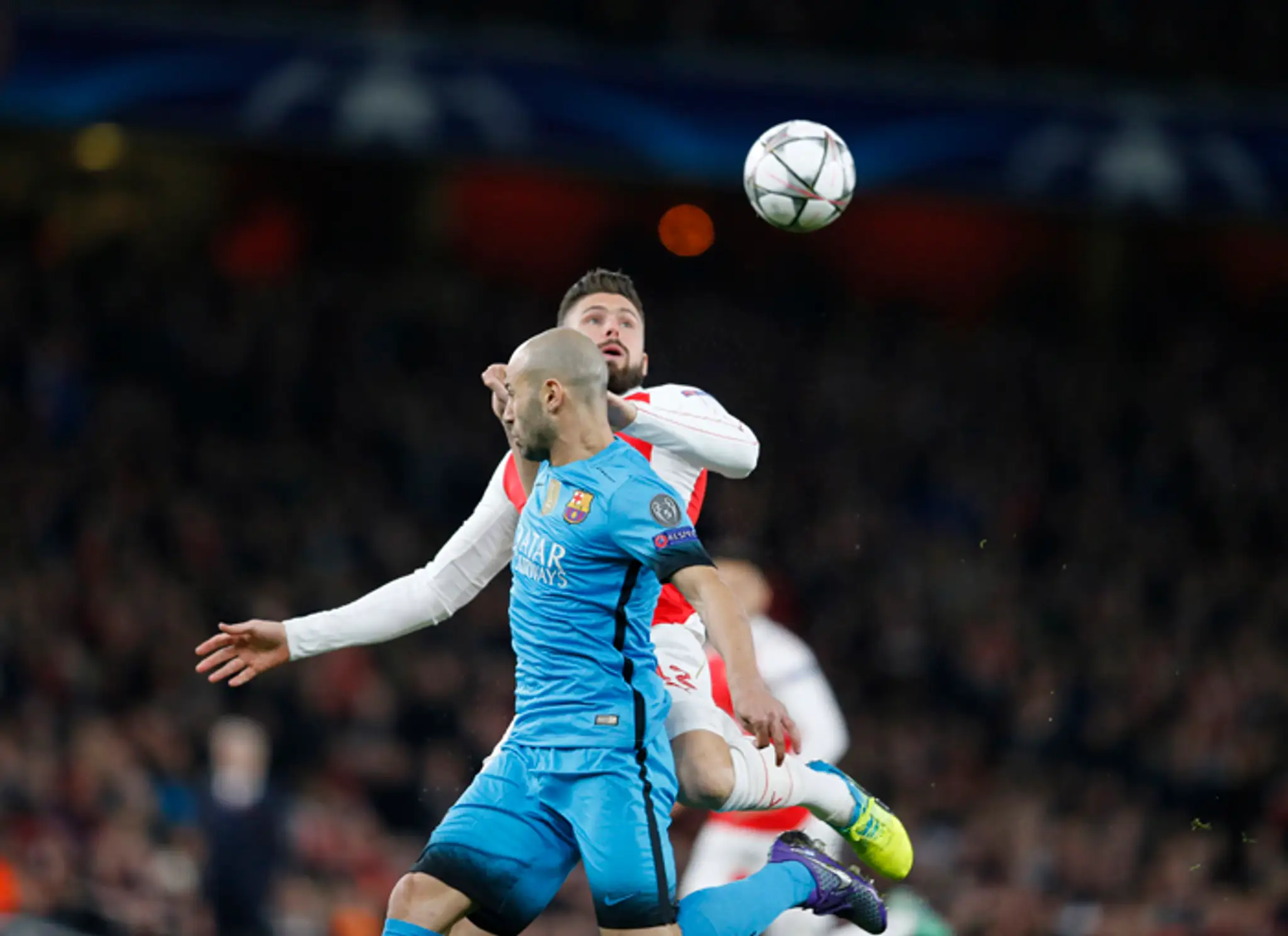 Vľavo Javier Mascherano (Barcelona) a Olivier Giroud (Arsenal) v hlavičkovom súboji v osemfinále LM.