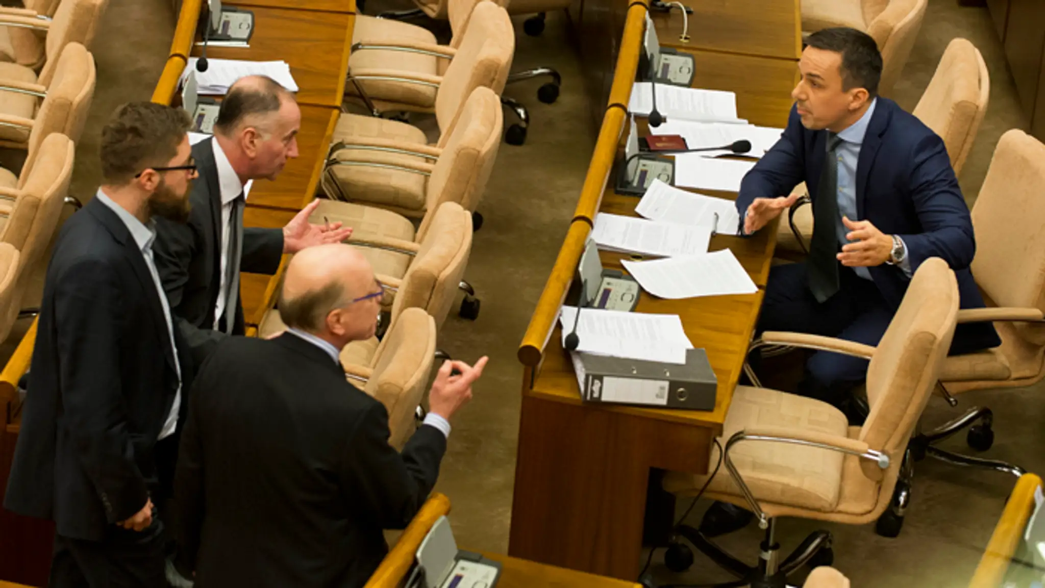 Poslanci SaS Martin Poliačik, Eugen Jurzyca a Alojz Baránik a poslanec Erik Tomáš (SMER-SD).