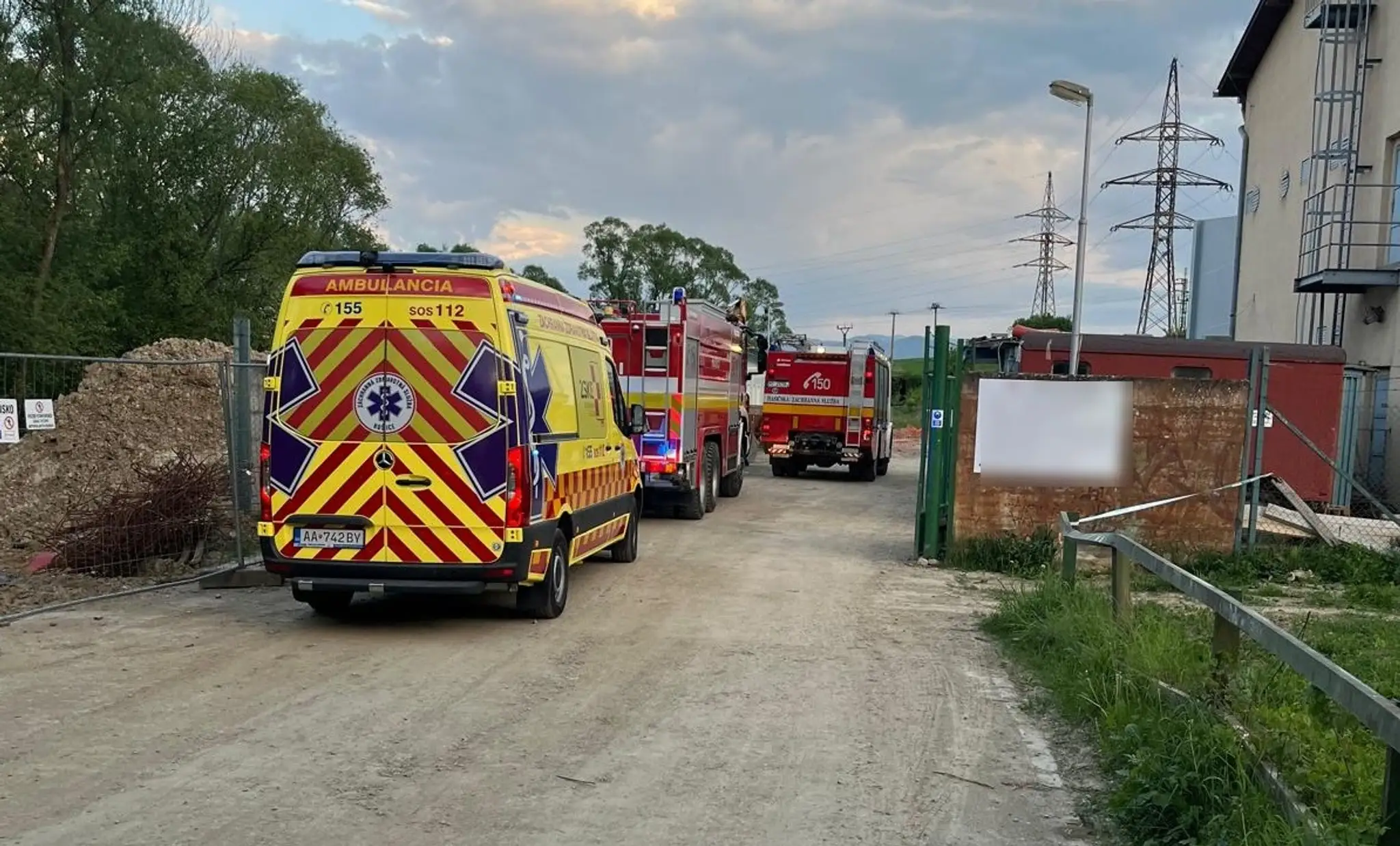 Na snímke sanitka a záchranárske autá sú na mieste nehody vetroňa, ku ktorej došlo v Martine.