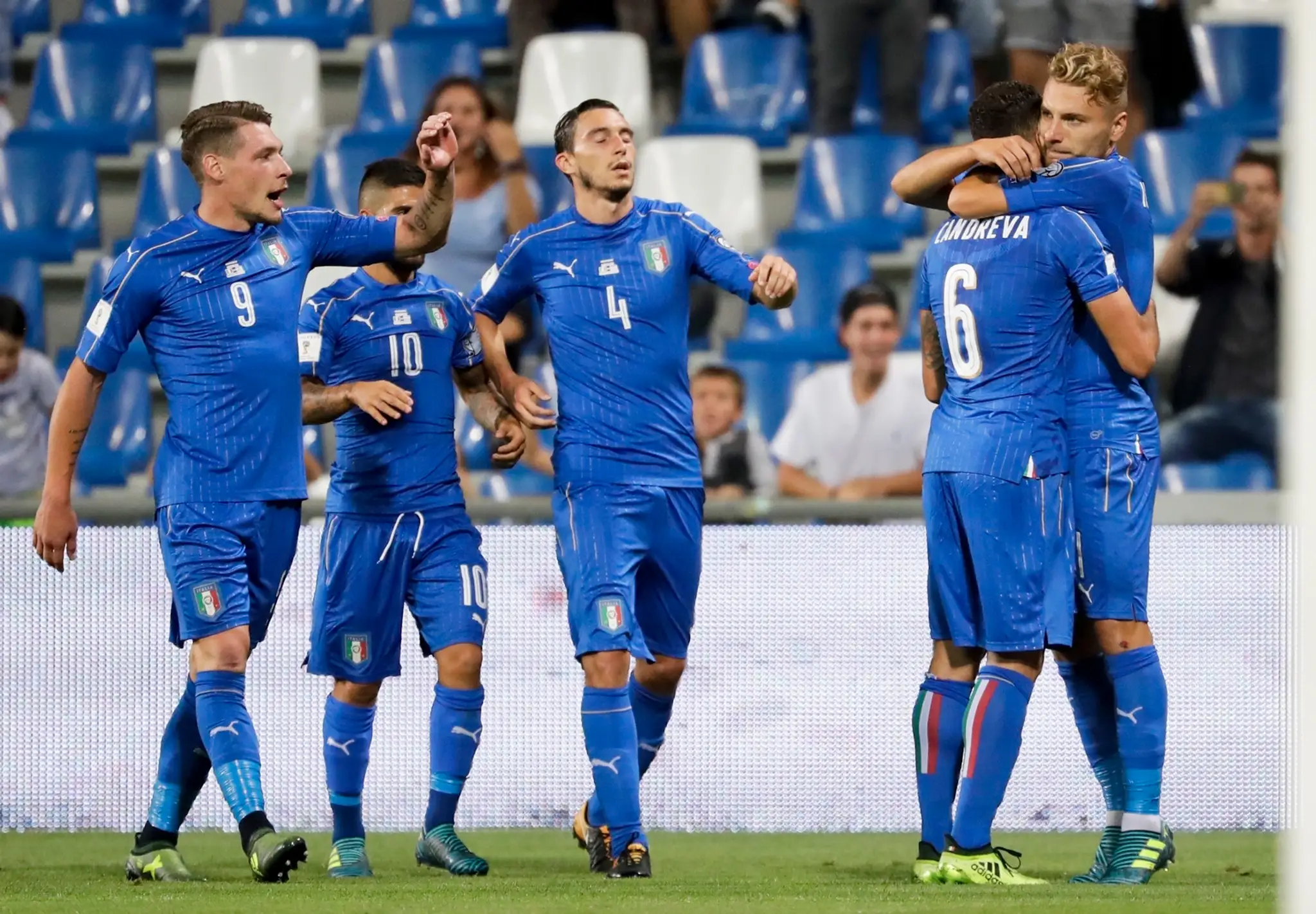 Ciro Immobile (vpravo) sa teší radosti talianskych spoluhráčov po zásahu v kvalifikačnom dueli proti Izraelu.