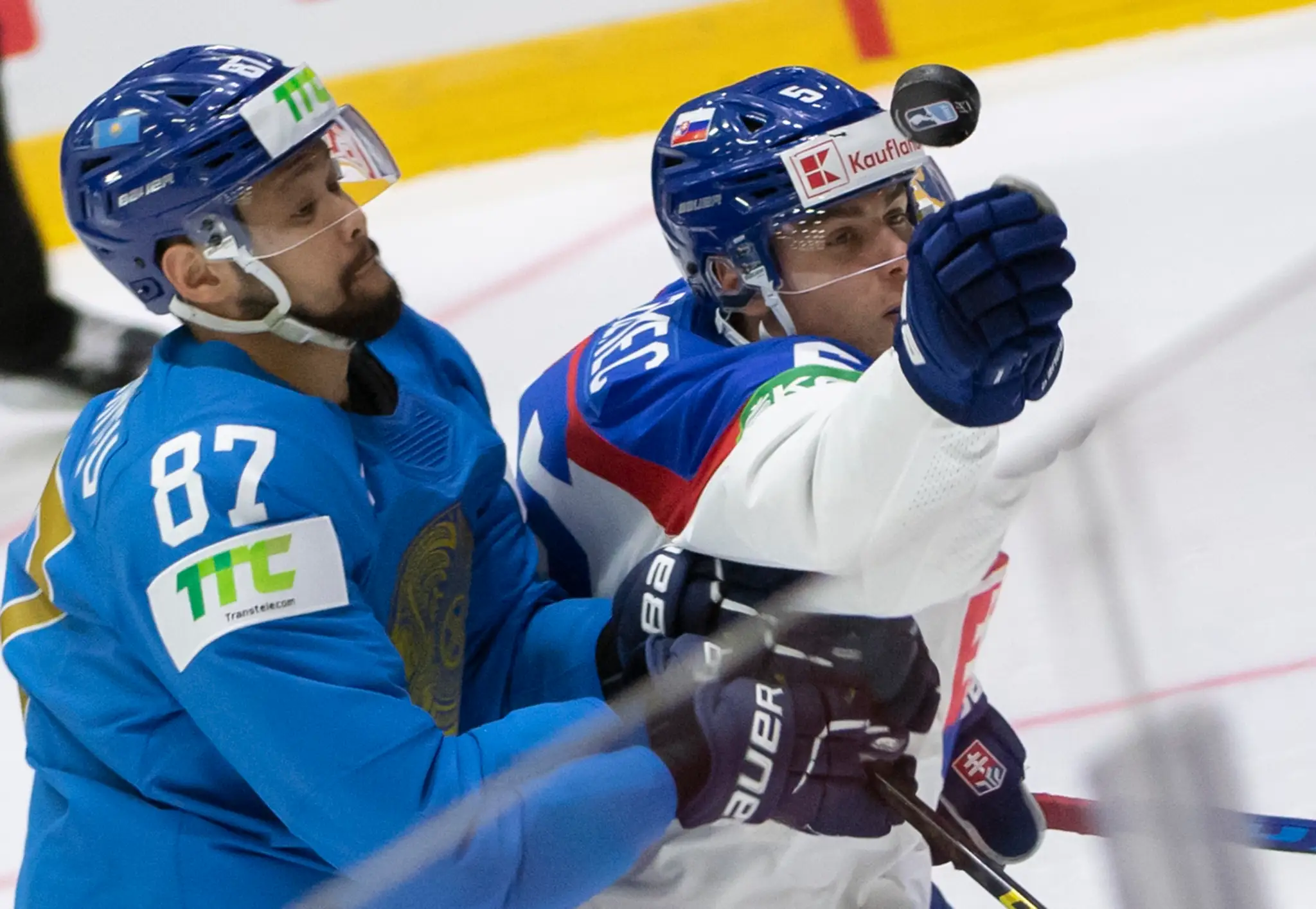 Na snímke sprava Šimon Nemec (Slovensko) a Adil Beketajev (Kazachstan) v zápase MS 2022.