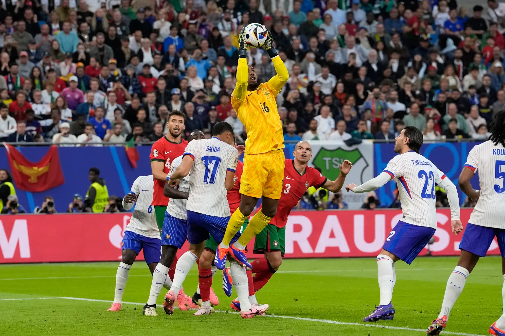 Francúzsky brankár Mike Maignan chytá loptu v zápase štvrťfinále Portugalsko - Francúzsko.