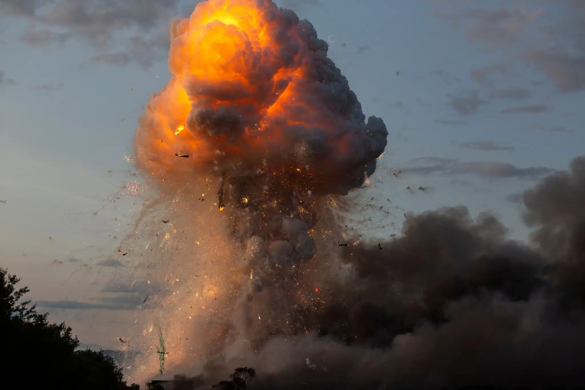 Sklad so zábavnou pyrotechnikou rozmetala séria výbuchov.