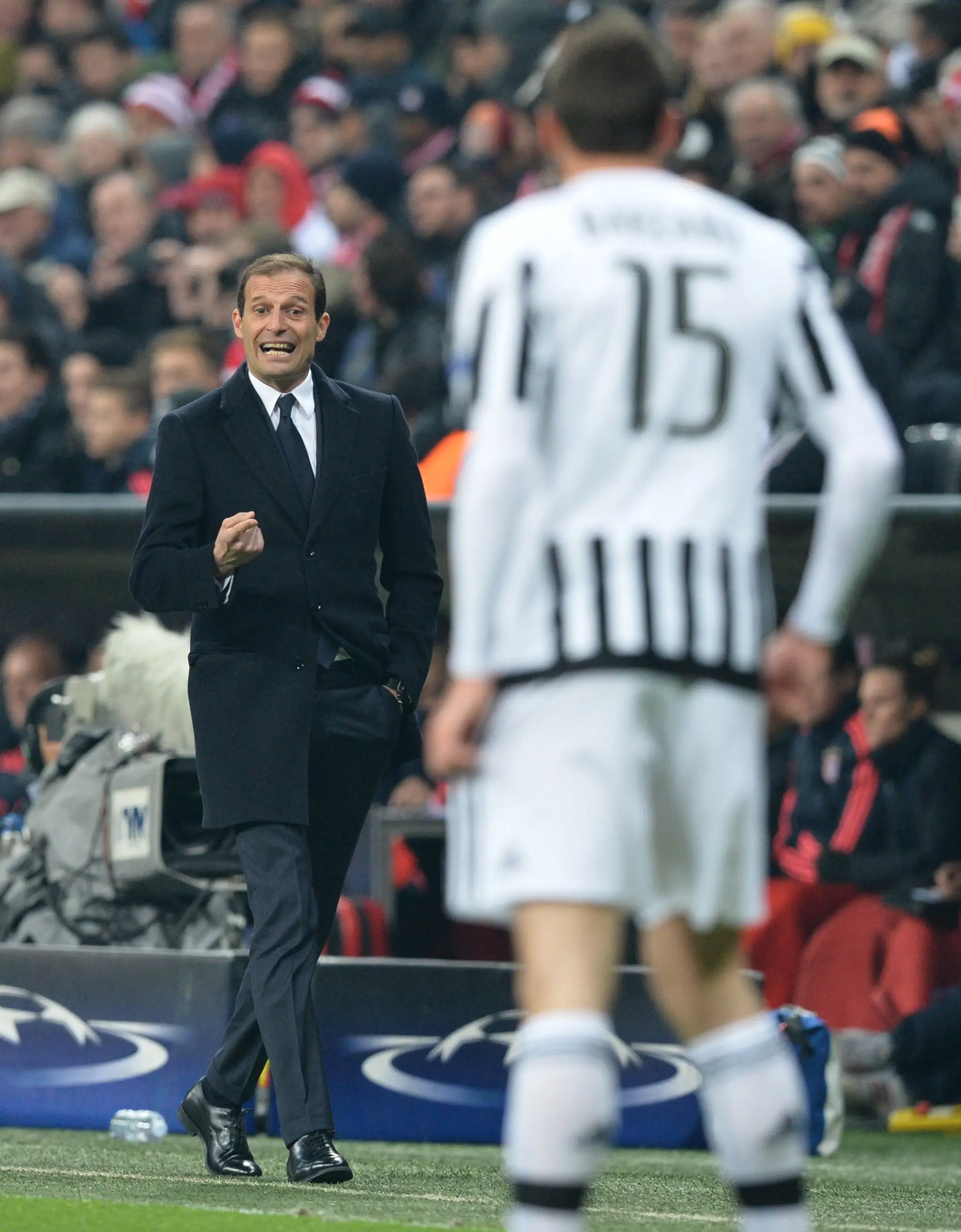 Kouč Juventusu Massimilliano Allegri dáva pokyny svojim zverencom.