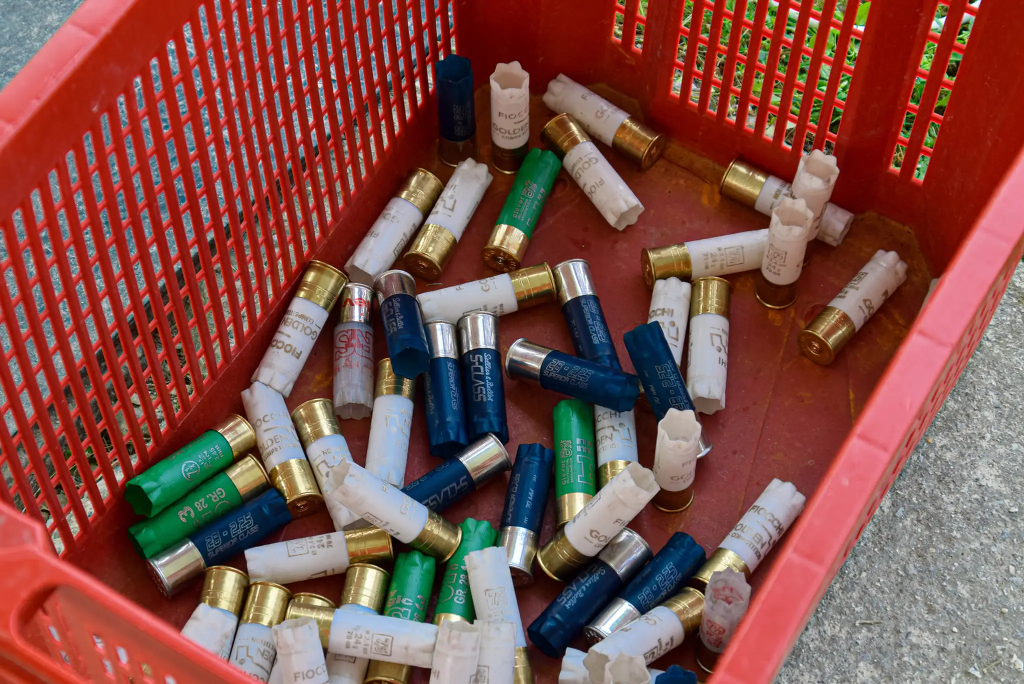 Vystrieľané trapistické náboje.