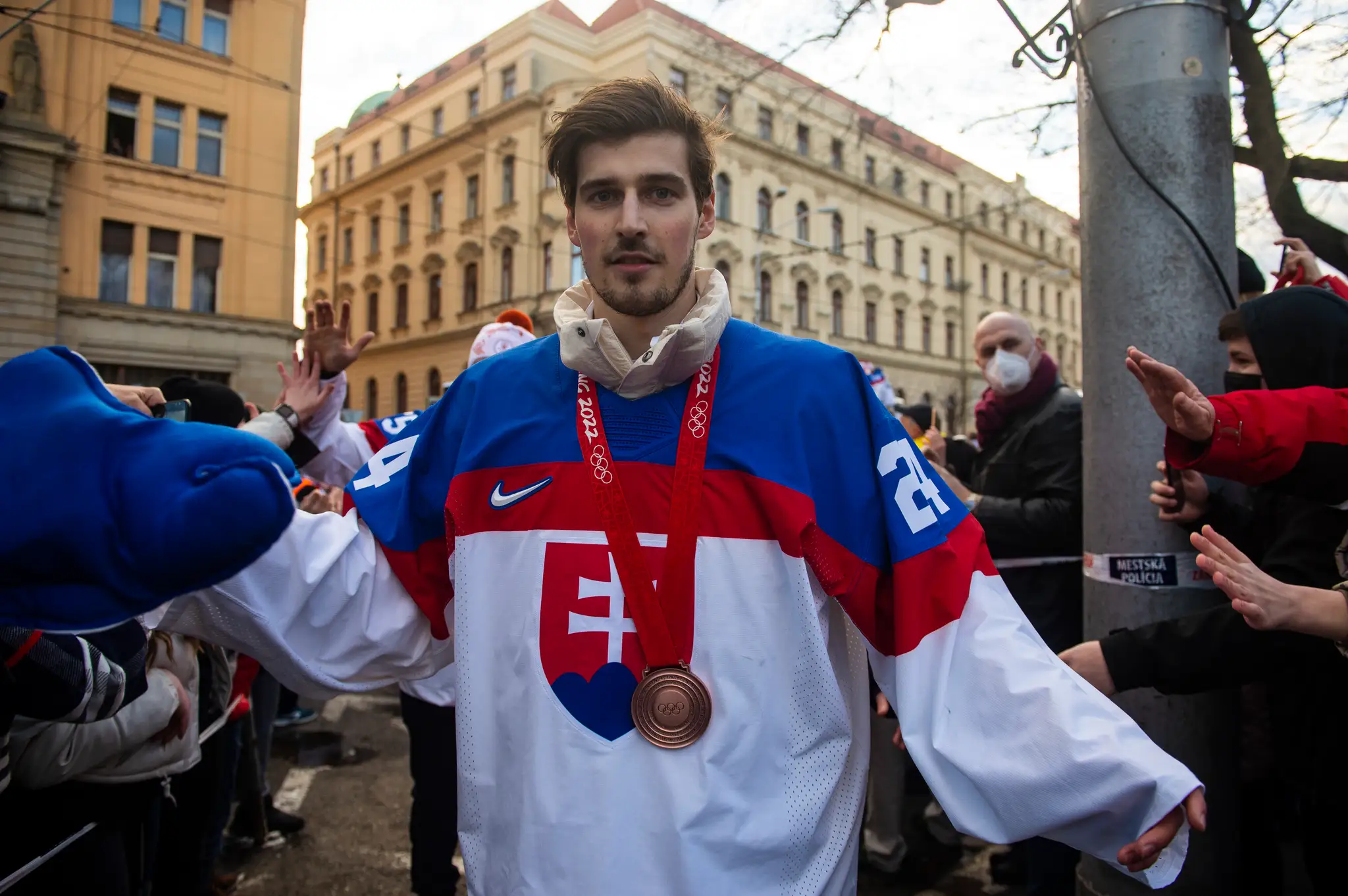 Patrik Rybár počas osláv bronzu zo ZOH 2022 na Námestí SNP v Bratislave.