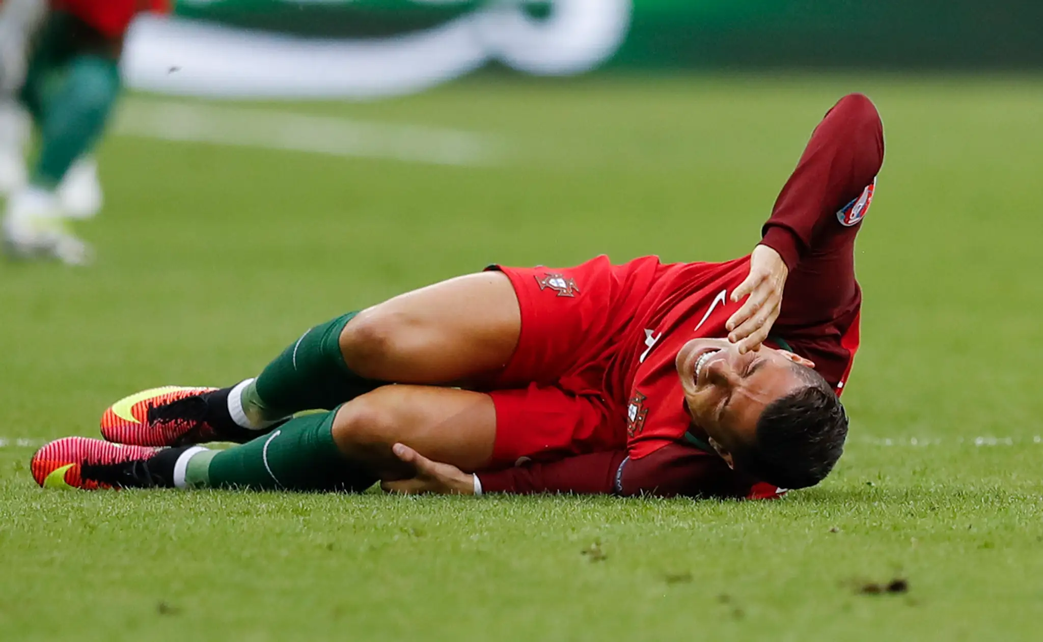 Kapitán Portugalska Cristiano Ronaldo s bolestivou grimasou vo dinále ME proti Francúzsku.