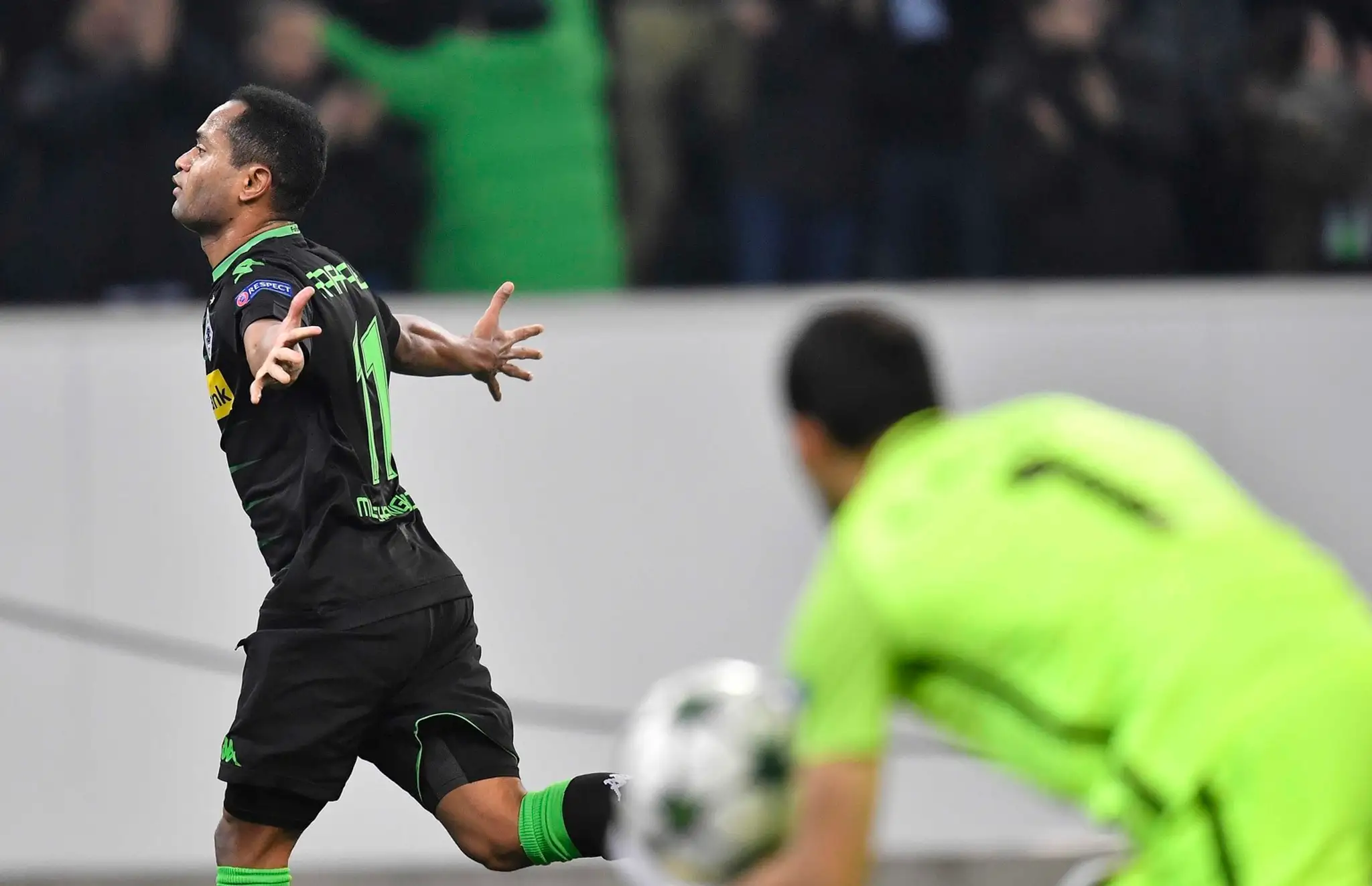 Raffael z Borussie Mönchengladbach oslavuje gól v dueli LM proti Manchestru City.