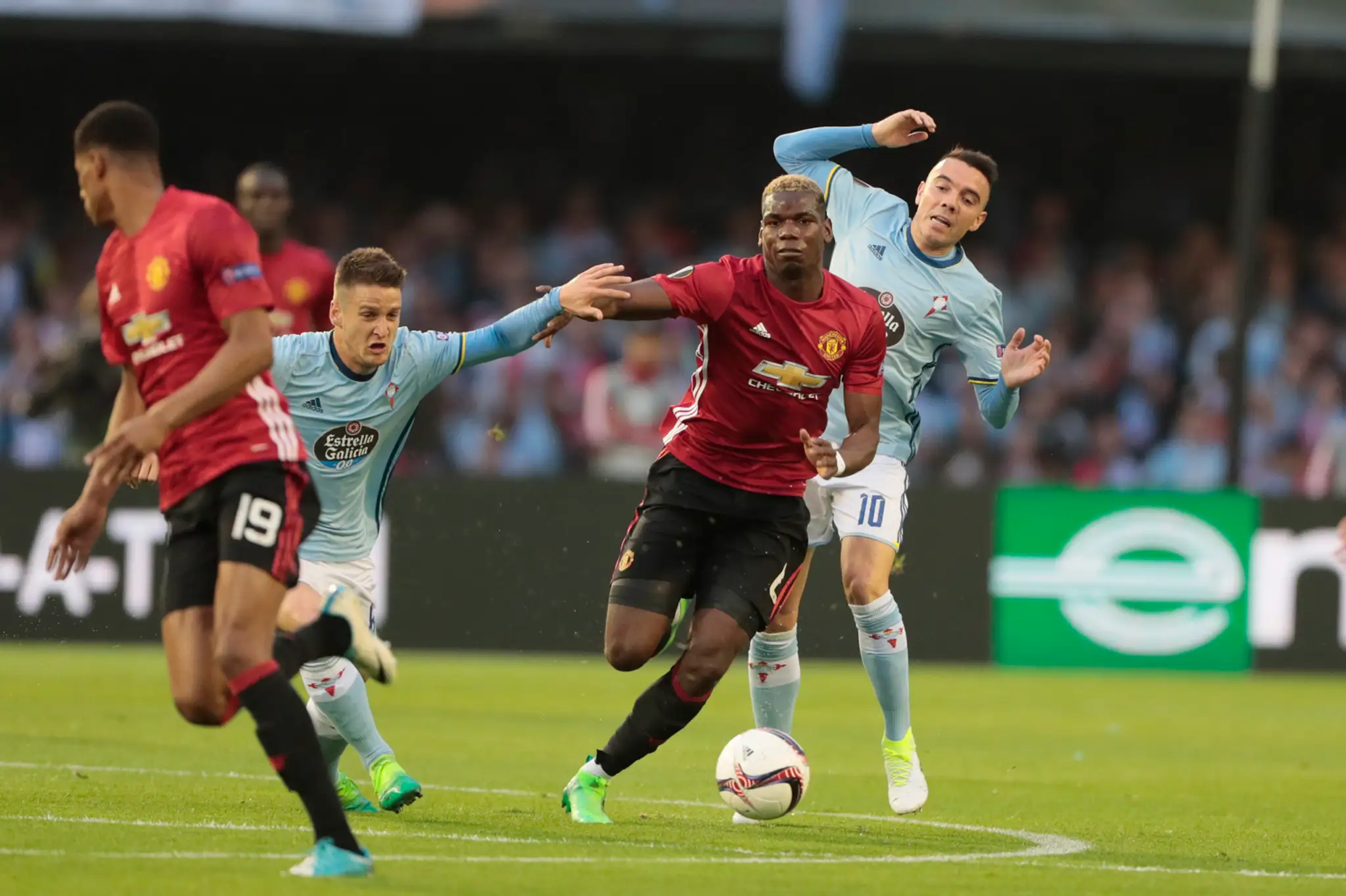 Paul Pogba (v strede) z ManUtd bojuje o loptu v semifinále EL s dvojicou Celty Vigo, Nemanjom Radojom (vľavo) a Iagom Aspasom.
