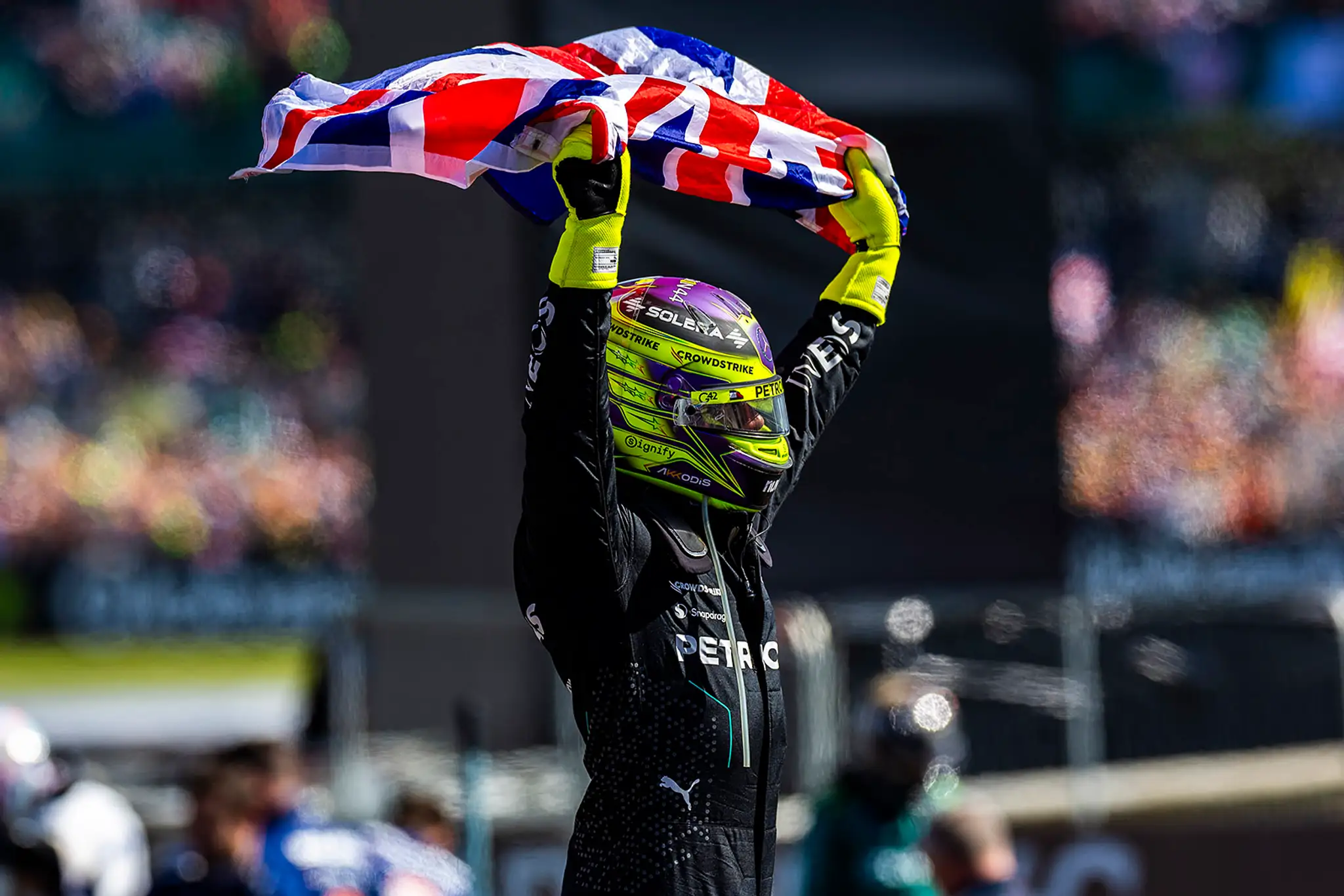 Lewis Hamilton oslavuje veľké víťazstvo.
