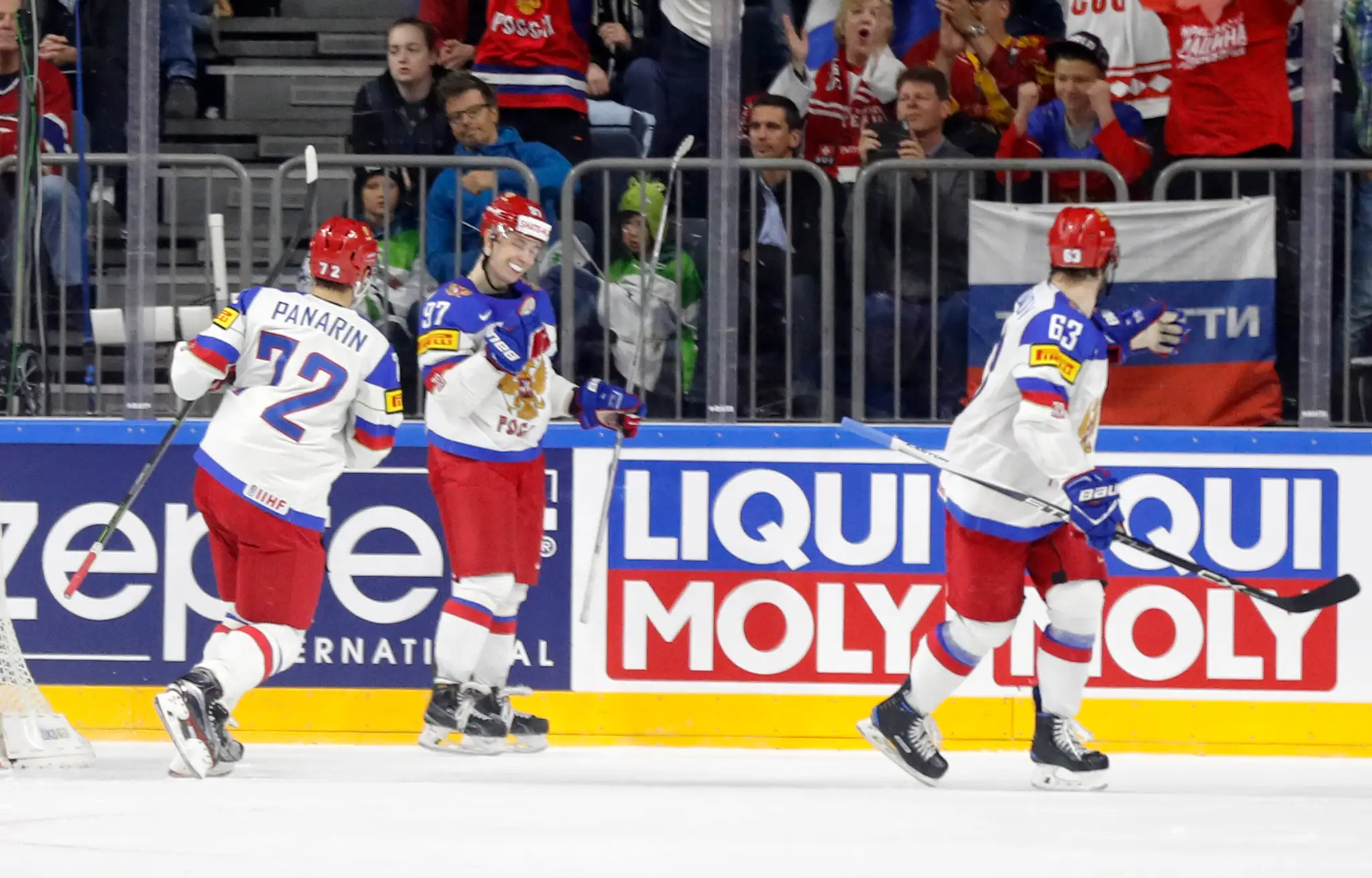 Nikita Gusev (v strede) z Ruska oslavuje svoj gól v semifinále MS 2017 proti Kanade.