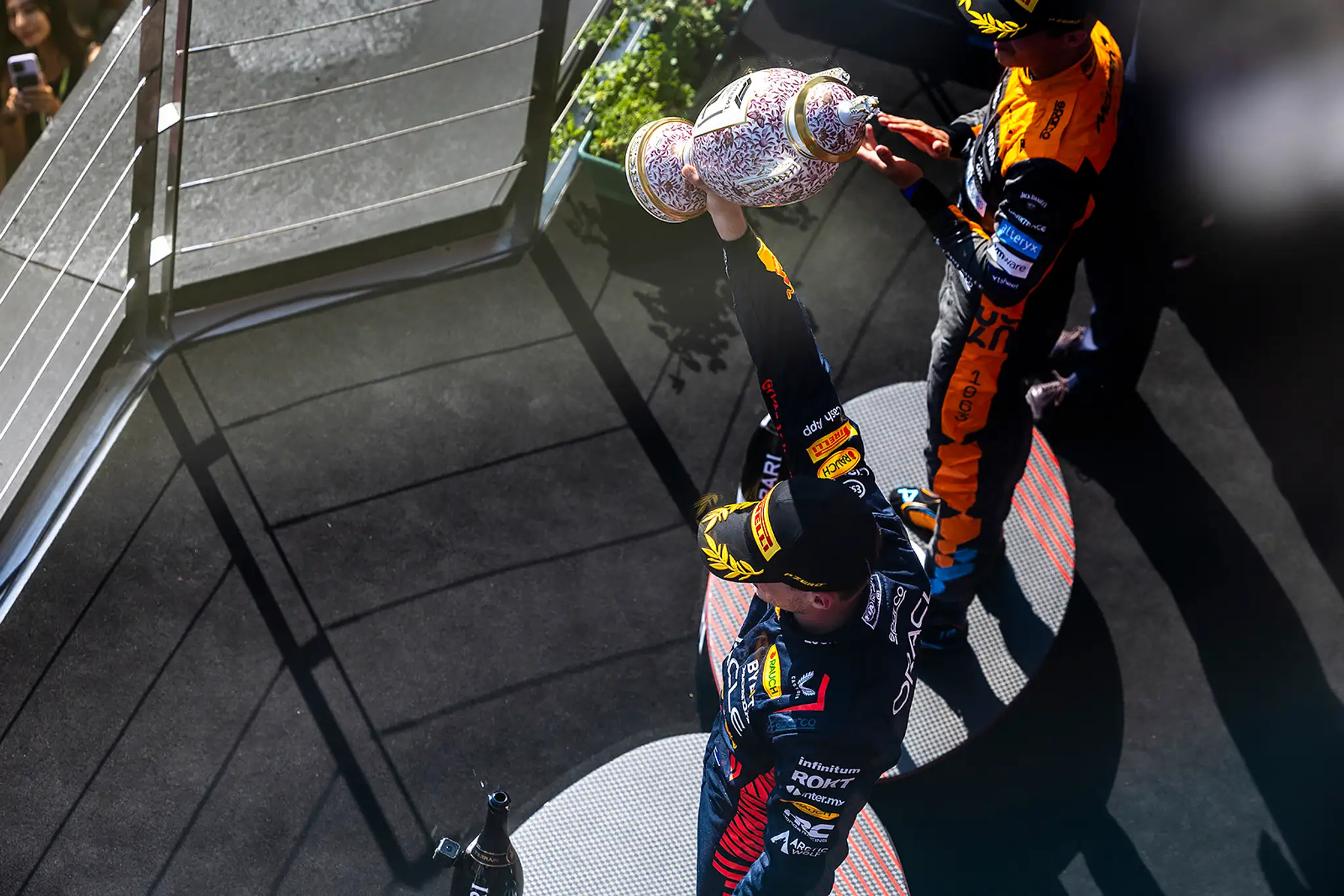 Max Verstappen pokračuje v dominancii.