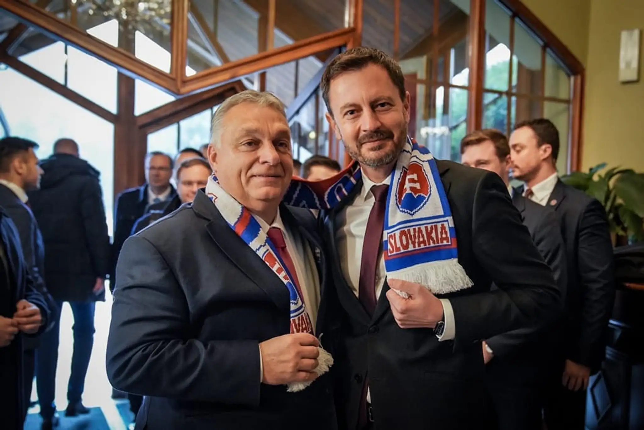 Slovenský premiér Eduard Heger s maďarským náprotivkom Viktorom Orbánom.