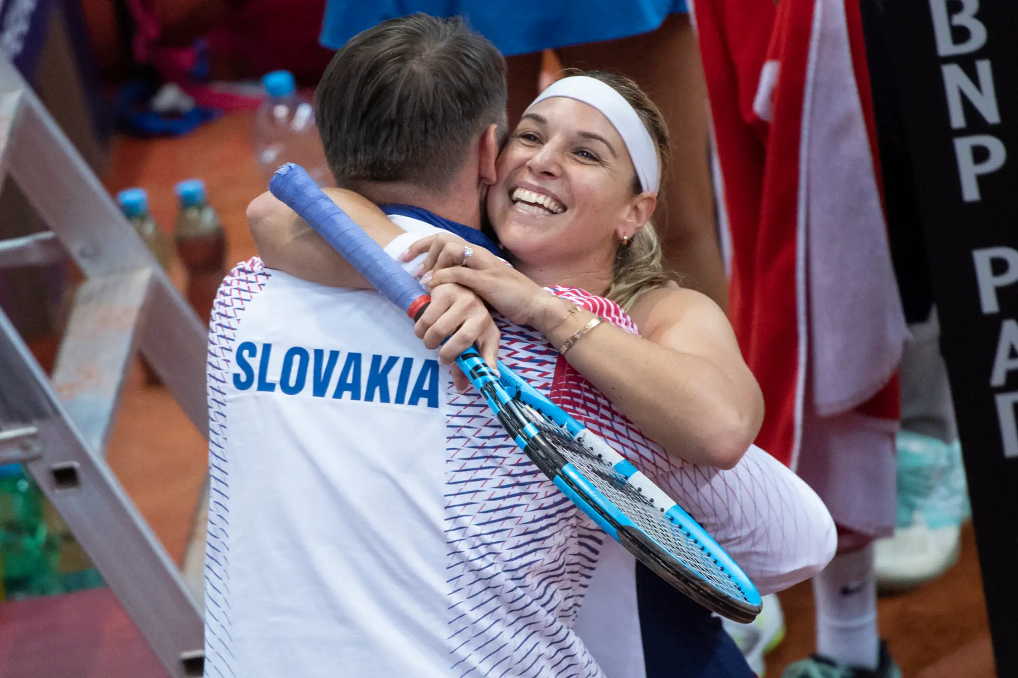 Tenistka Dominika Cibulková v objatí trénera tímu Mateja Liptáka po výhre proti Brazílii vo Fed Cupe.