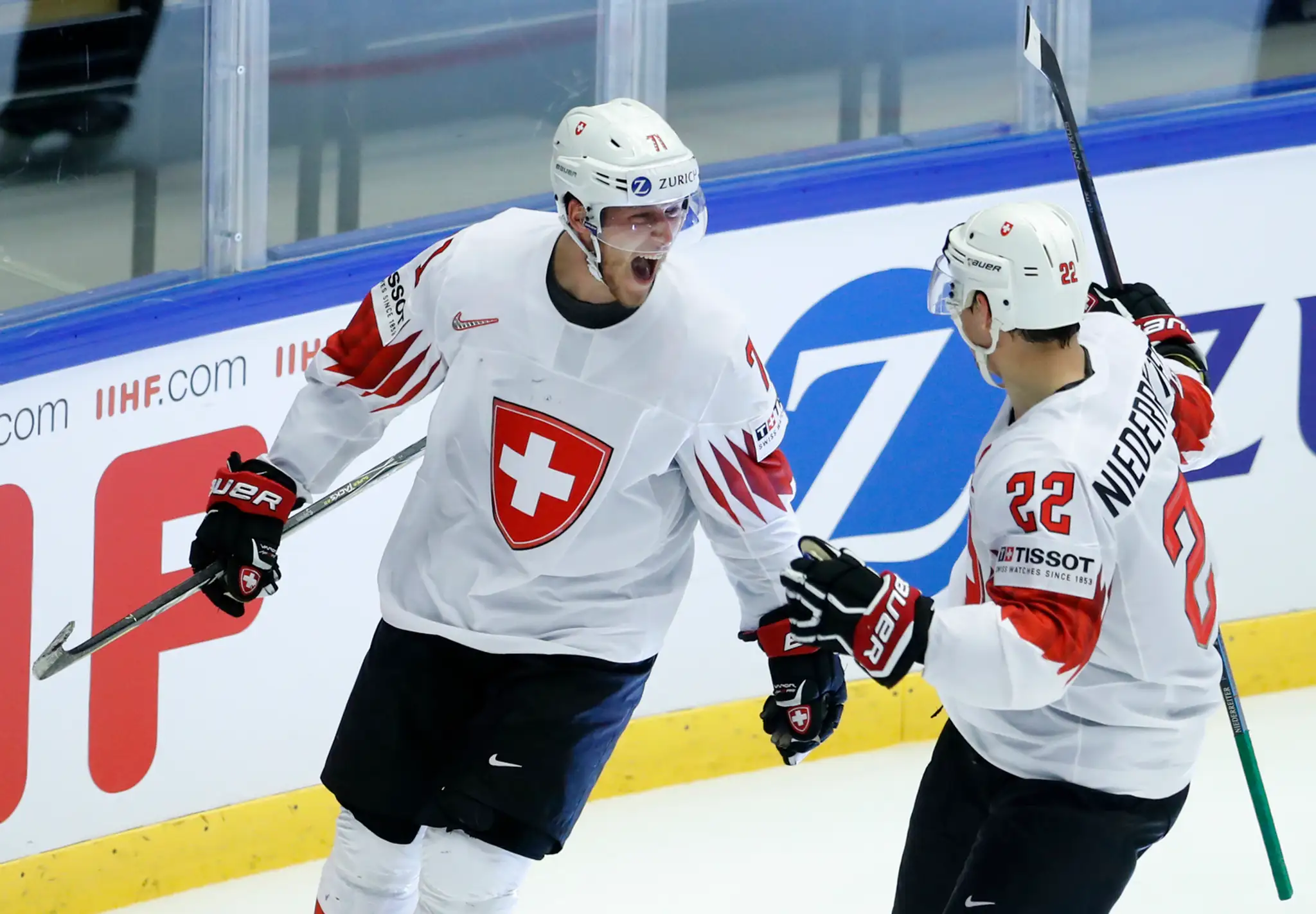 Švajčiari Enzo Corvi (vľavo) a Nino Niederreiter oslavujú gól vo štvrťfinále MS 2018 proti Fínsku.
