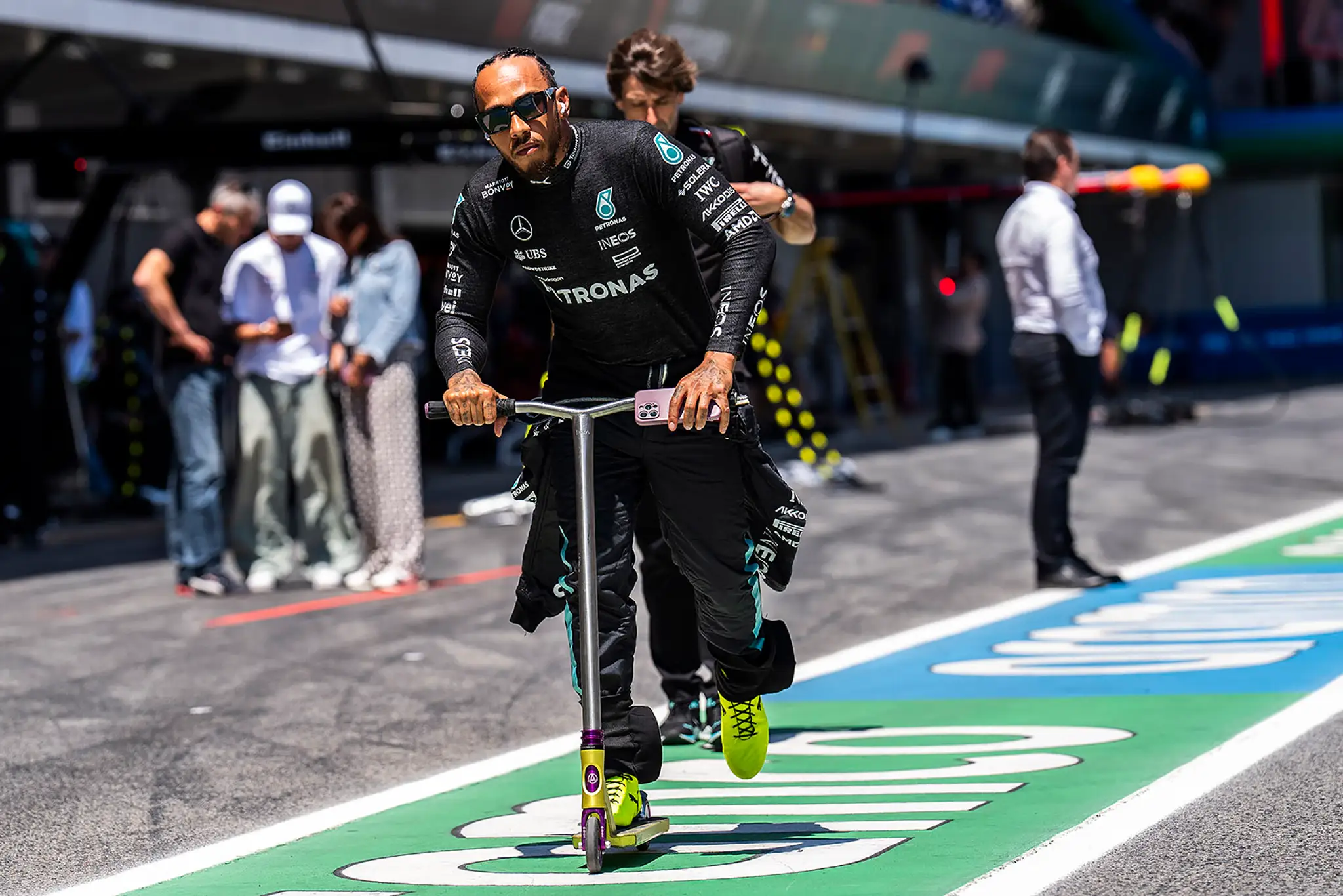 Lewis Hamiltom prišiel na okruh v Španielsku na kolobežke.