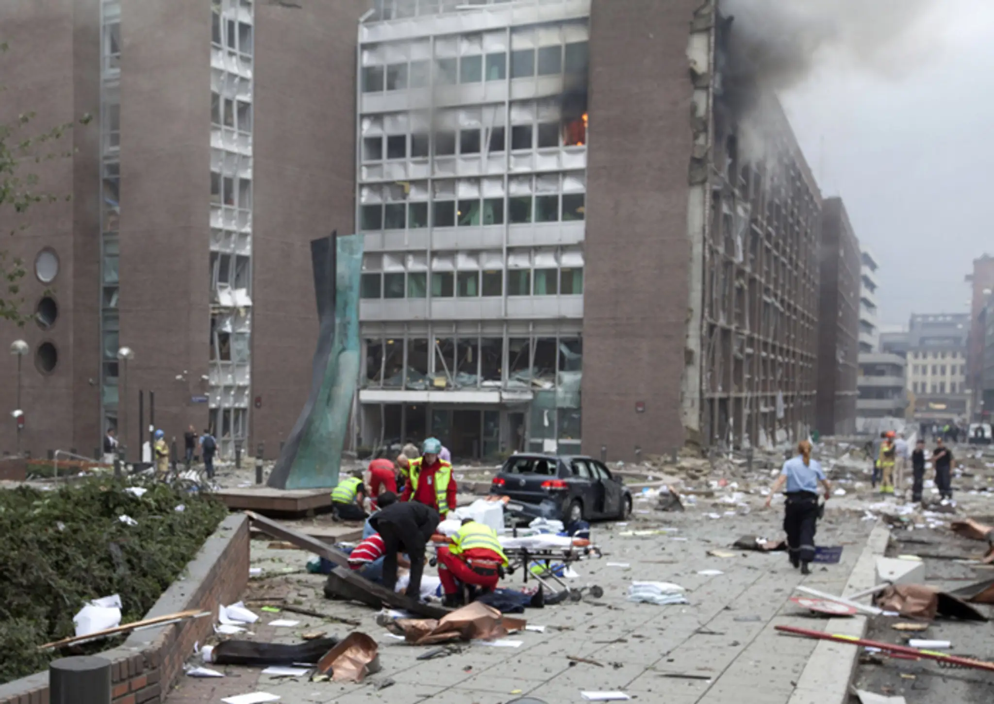 Záchranári na mieste po veľkej explózii, ktorá zasiahla vládne budovy v Oslo – archívna snímka z 22. júla 2011.