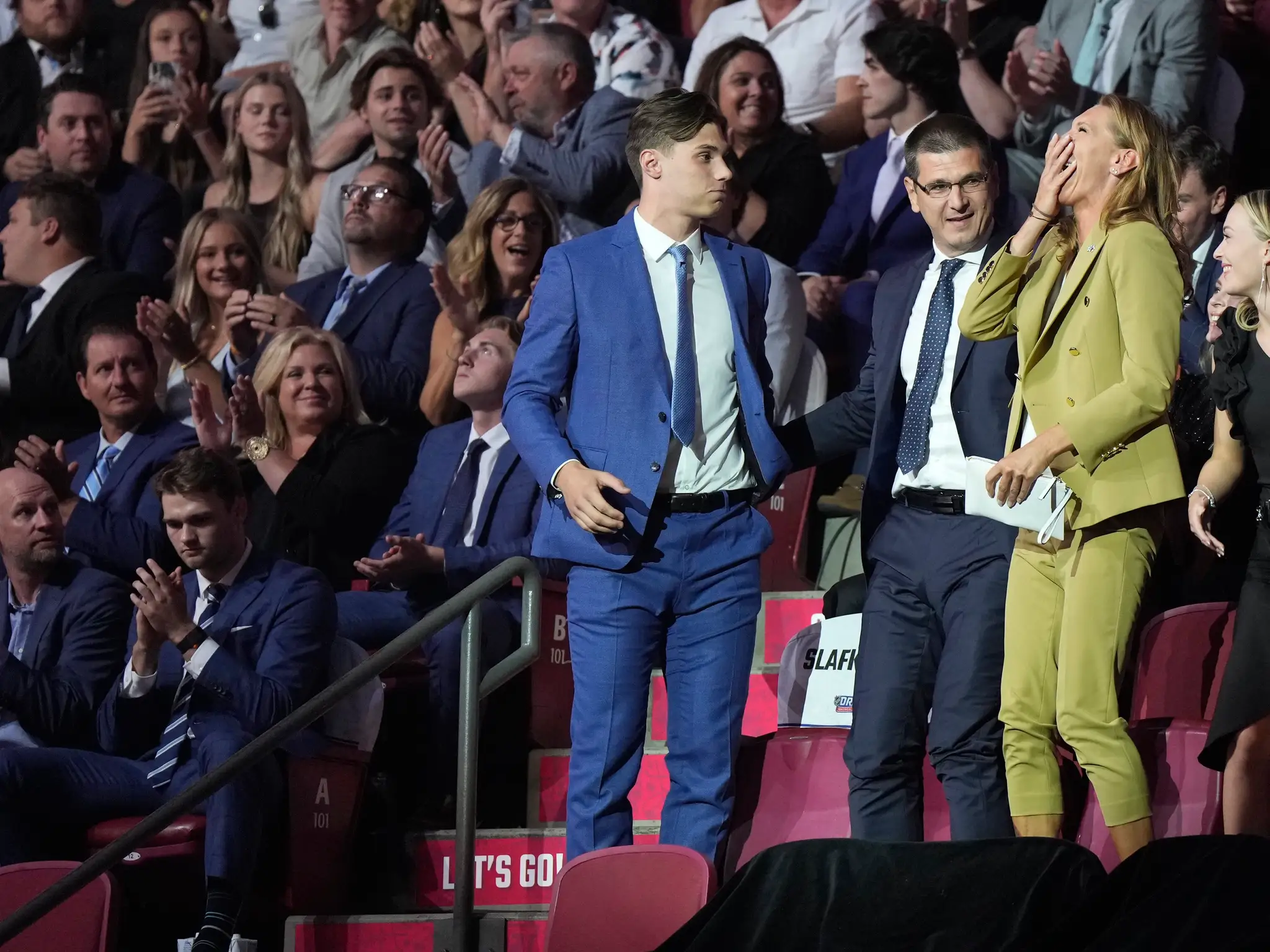 Juraj Slafkovský s rodičmi reagujú po tom, ako si Slováka na drafte 2022 vybral z najvyššej priečky Montreal.