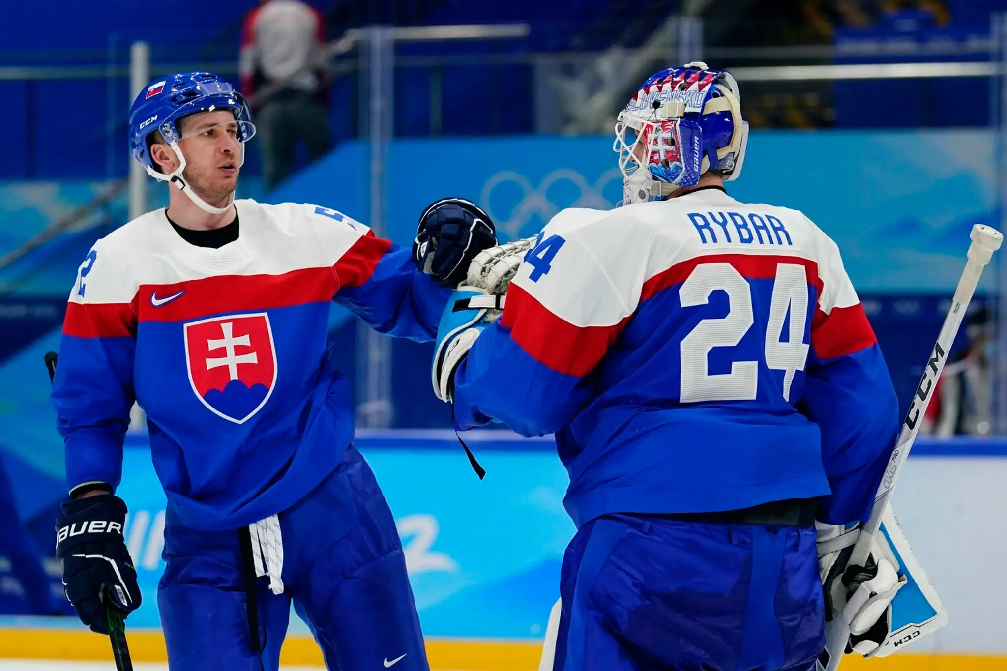 Zľava Martin Marinčin a Patrik Rybár oslavujú víťazstvo nad Lotyšskom na ZOH 2022.