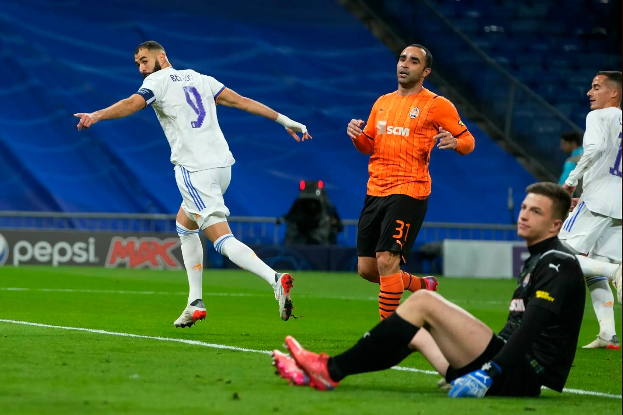 Karim Benzema z Realu Madrid oslavuje gól v dueli LM proti Šachtaru Doneck.