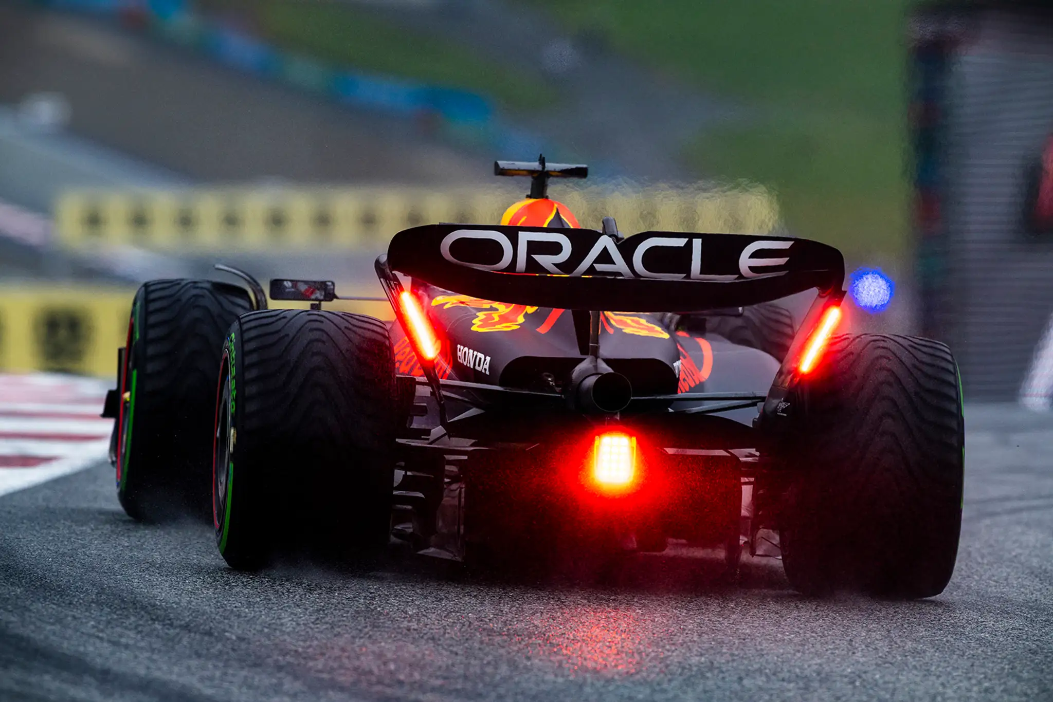 Zadná časť monopostu Maxa Verstappena