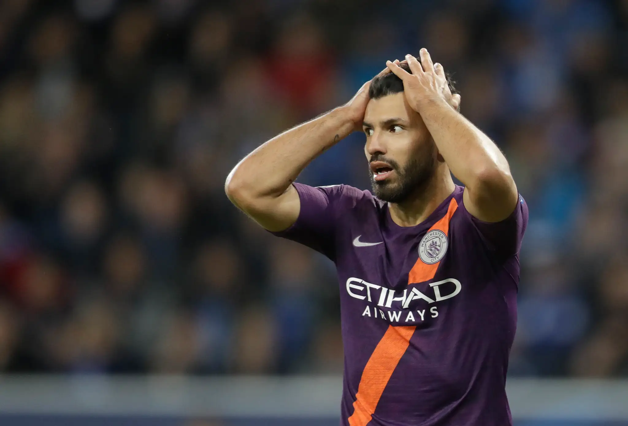 Sergio Aguero z ManCity si spytuje svedomie v zápase LM na pôde Hoffenheimu.