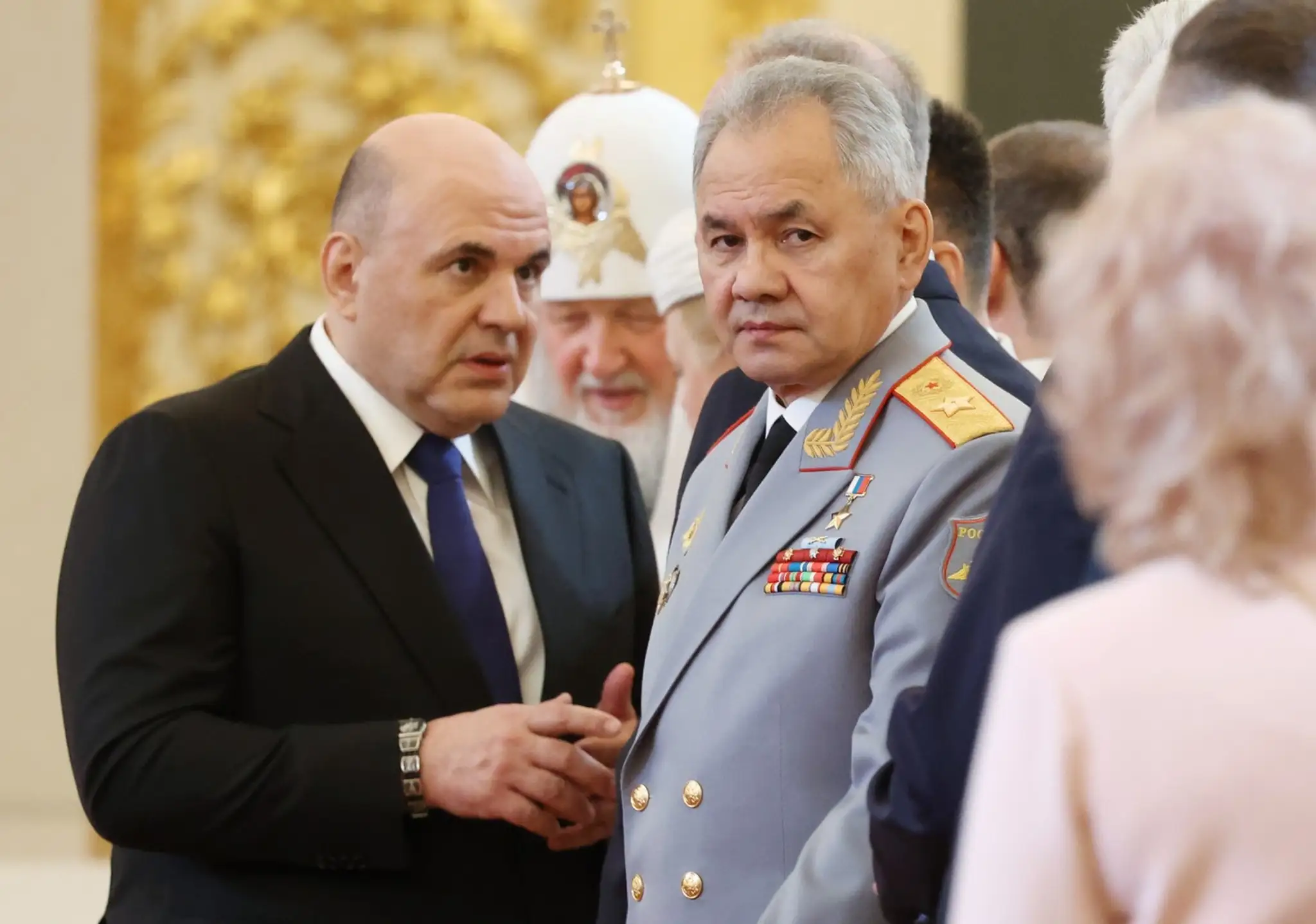 Ruský premiér Michail Mišustin počas rozhovoru s ministrom obrany Sergejom Šojguom.