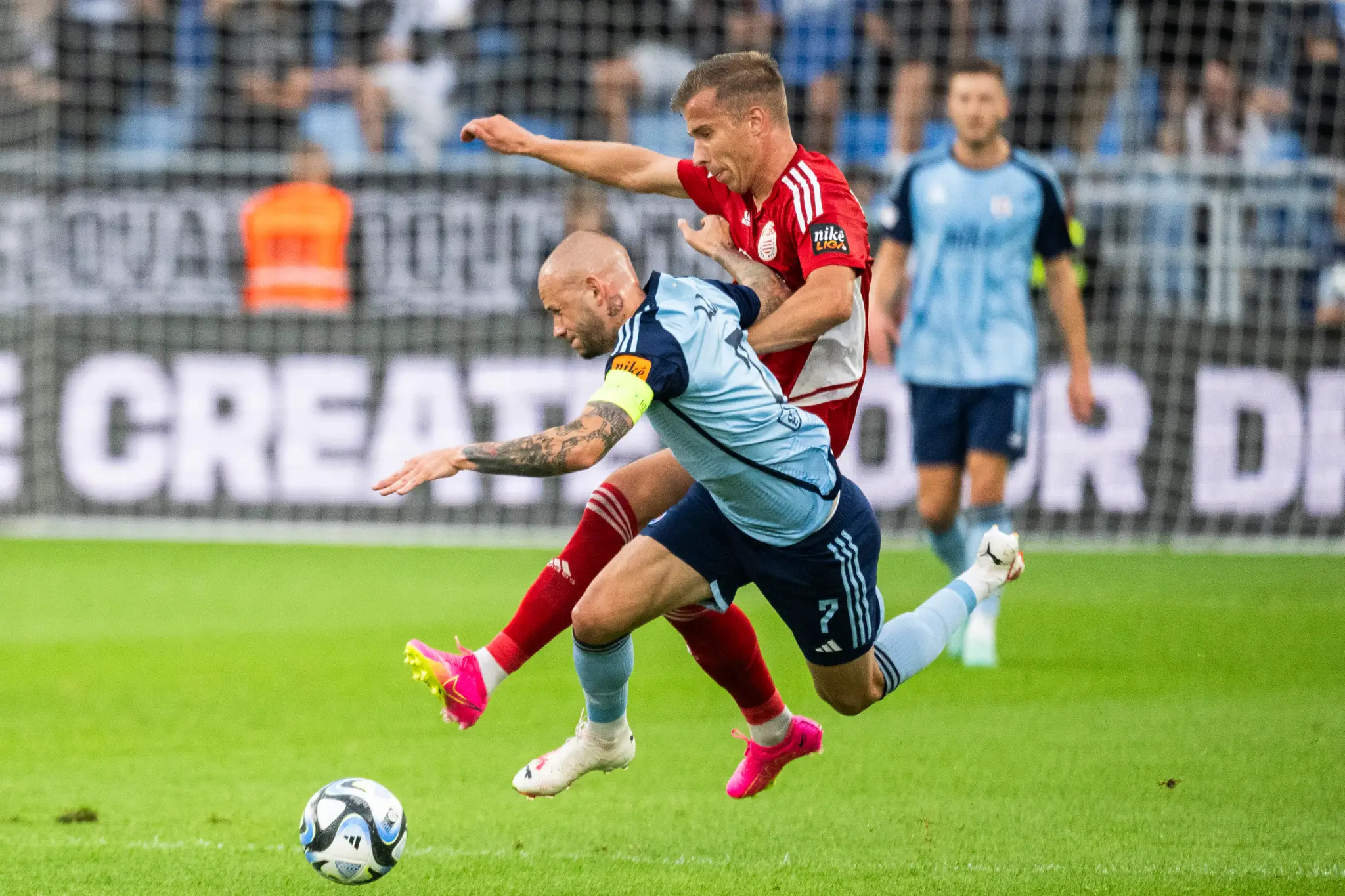 Zľava Vladimír Weiss ml. (Slovan) a Martin Rymarenko (Banská Bystrica) počas zápasu 2. kola Niké ligy.