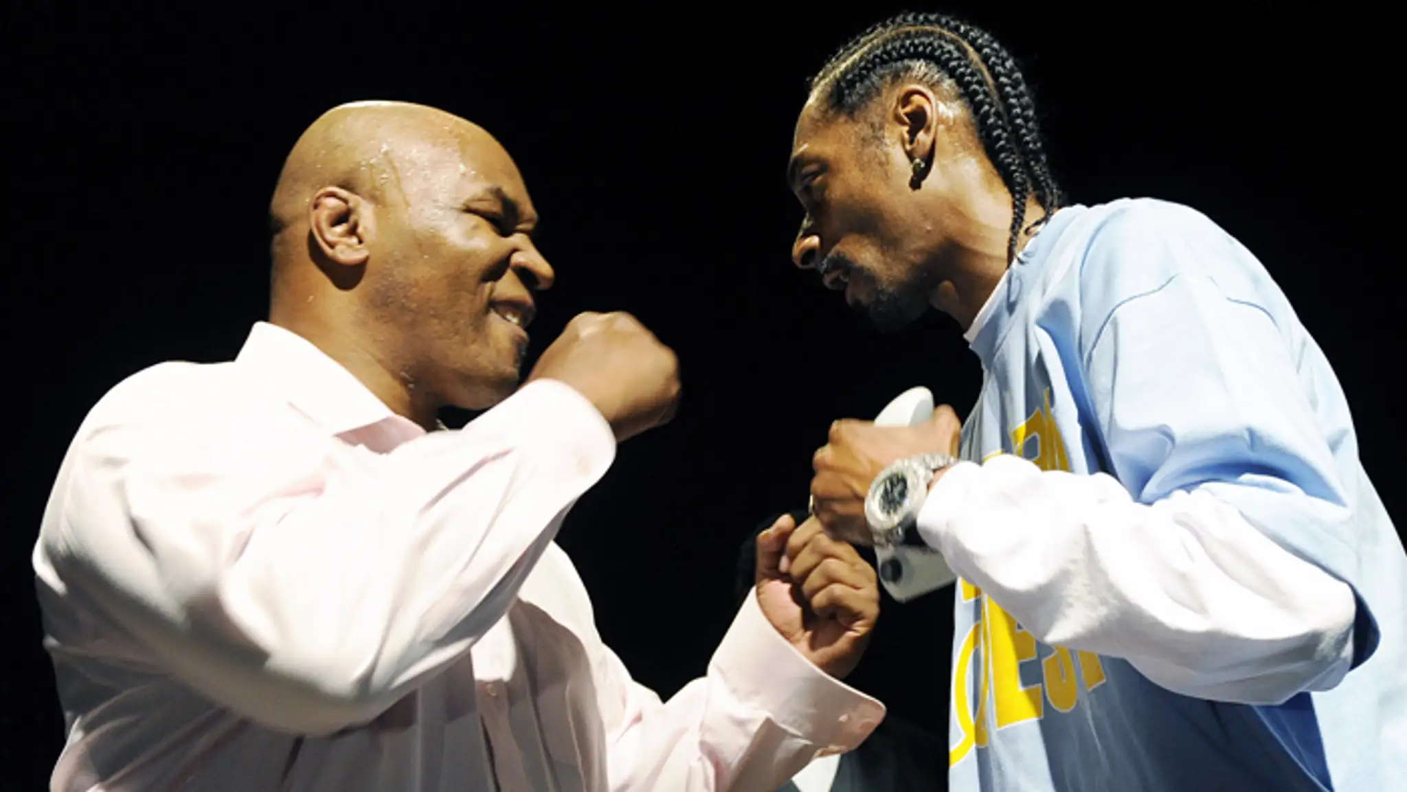 Na archívnej snímke Mike Tyson (vľavo) a raper Snoop Dogg.