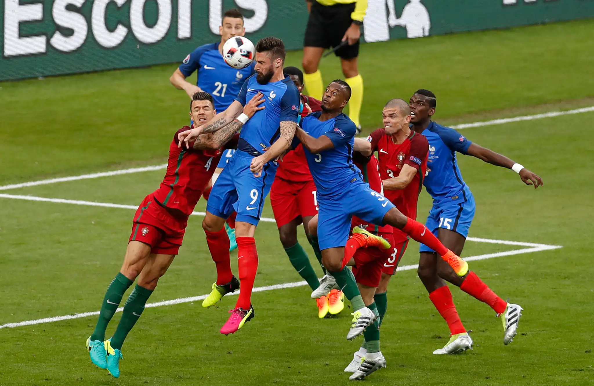 Francúz Olivier Giroud (v modrom) hlavičkuje počas finále ME proti Portugalsku.