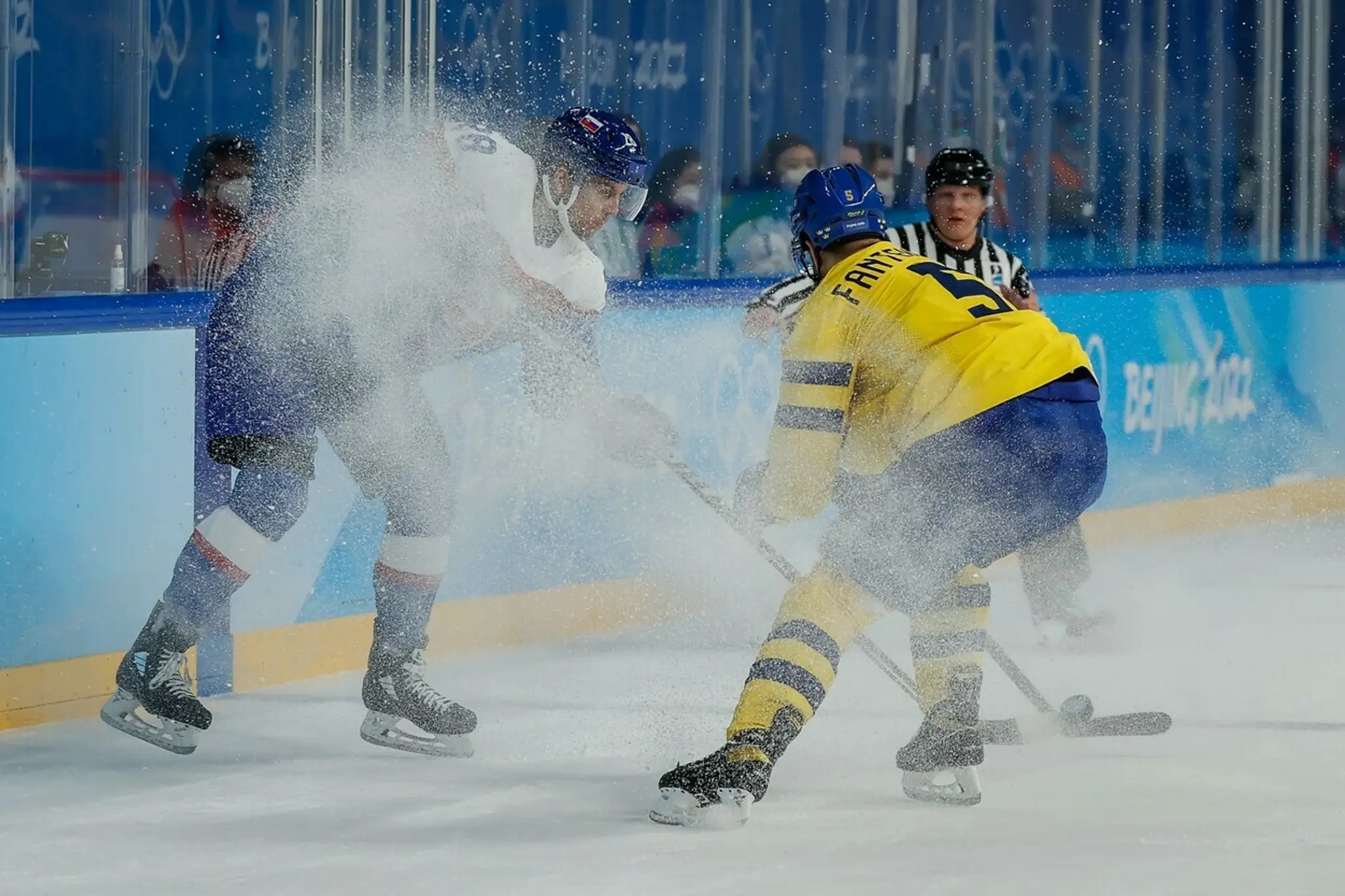 Zľava Martin Gernát a Švéd Oscar Fantenberg v dueli na ZOH 2022.
