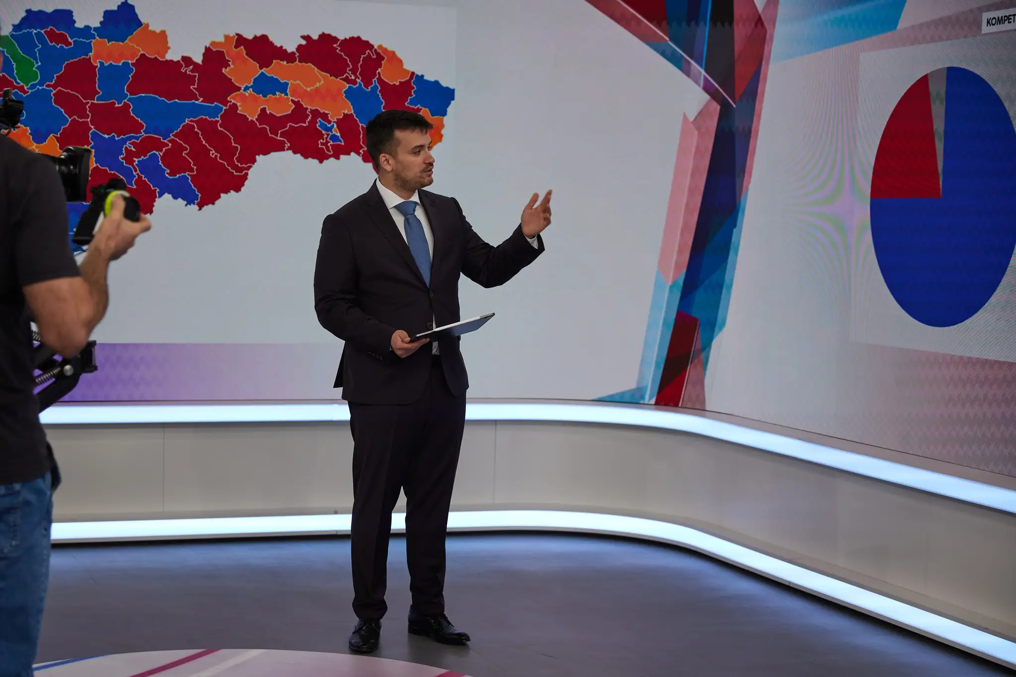 Prípravy na volebnú noc s Adelom Ghannamom.