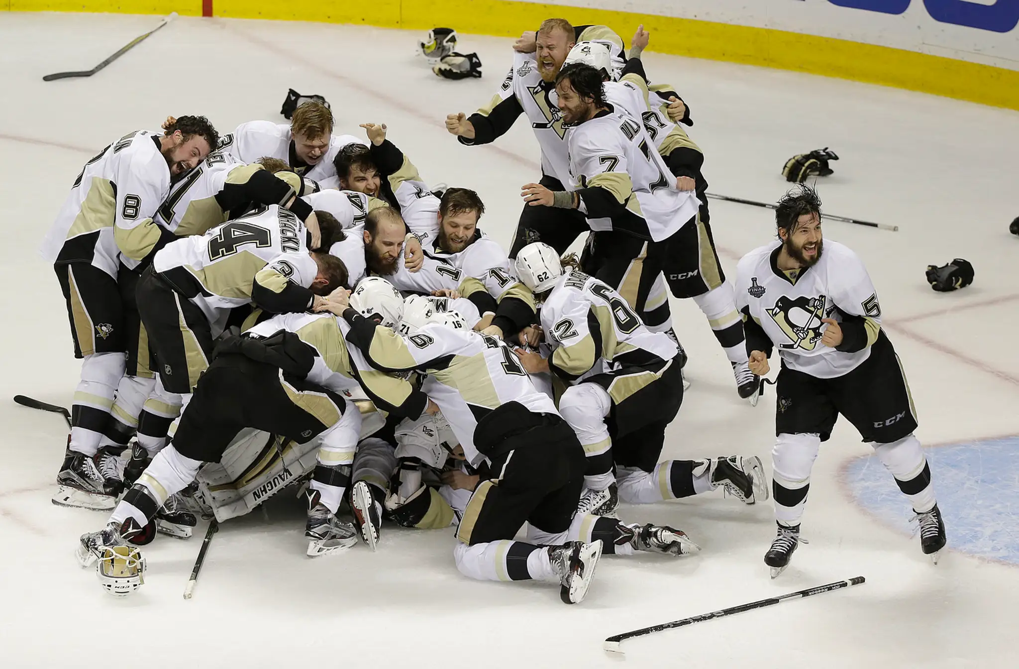 Obrovská radosť hráčov Penguins po finálovom triumfe nad San José Sharks.