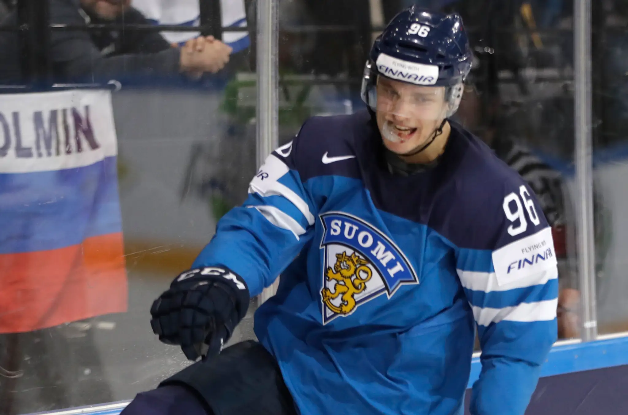 Fín Mikko Rantanen oslavuje gól v sieti Slovinska na MS 2017.