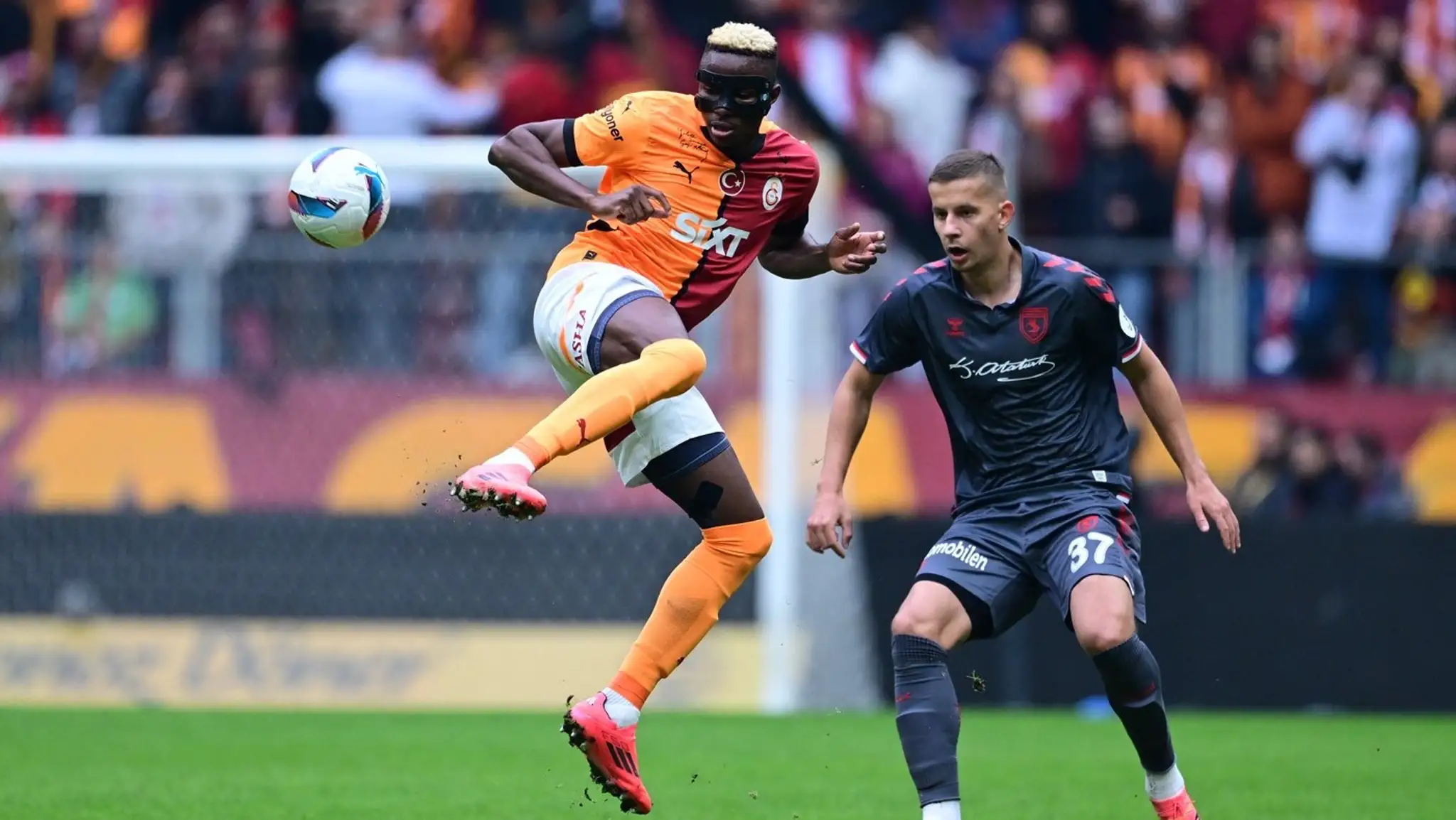 Ľubomír Šatka (v čiernom) bráni hviezdu Galatasaray Victora Osimhena.