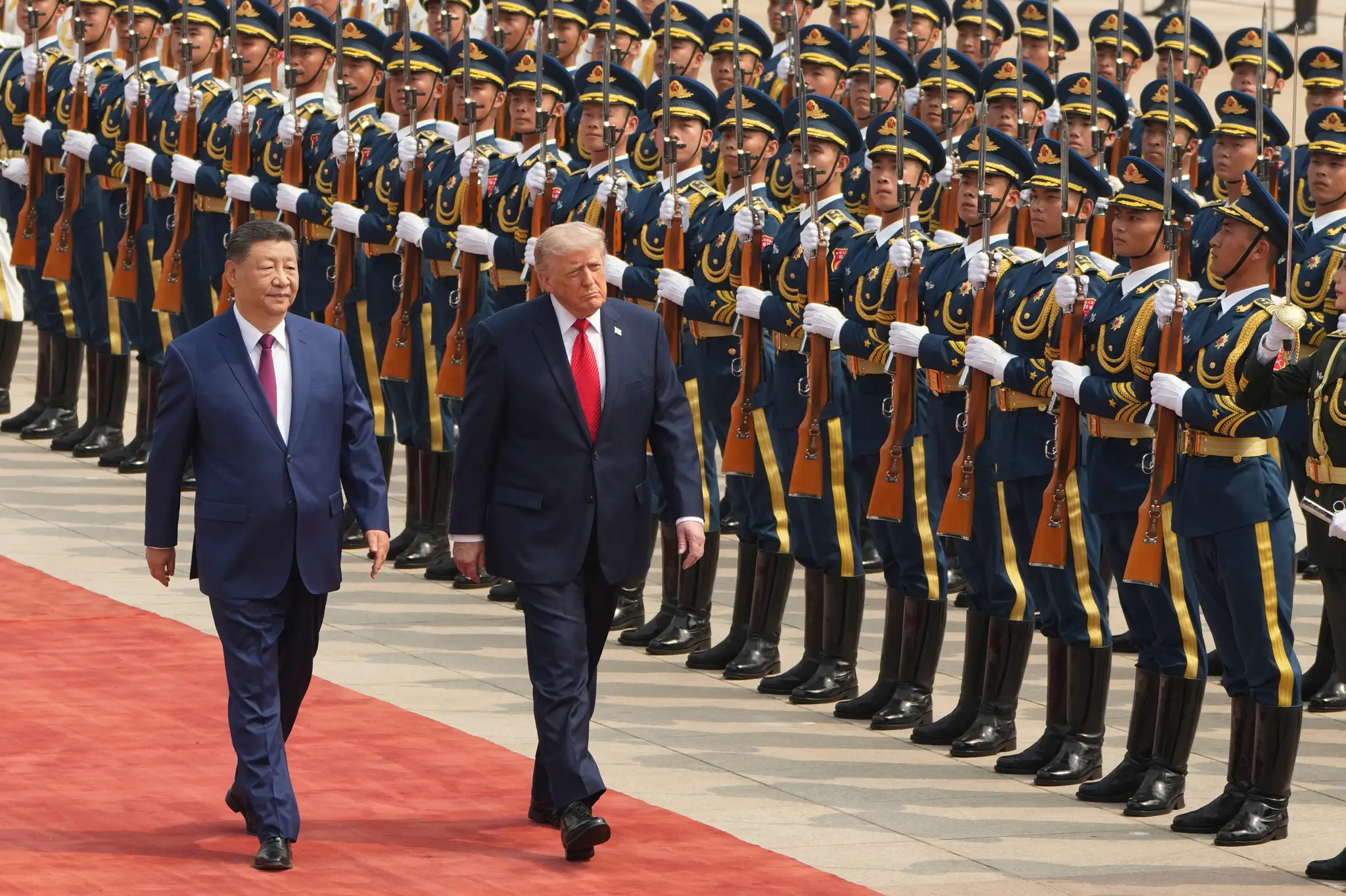 Americký prezident Donald Trump (vpravo) a čínsky prezident Si Ťin-pching počas uvítacieho ceremoniálu v Pekingu.
