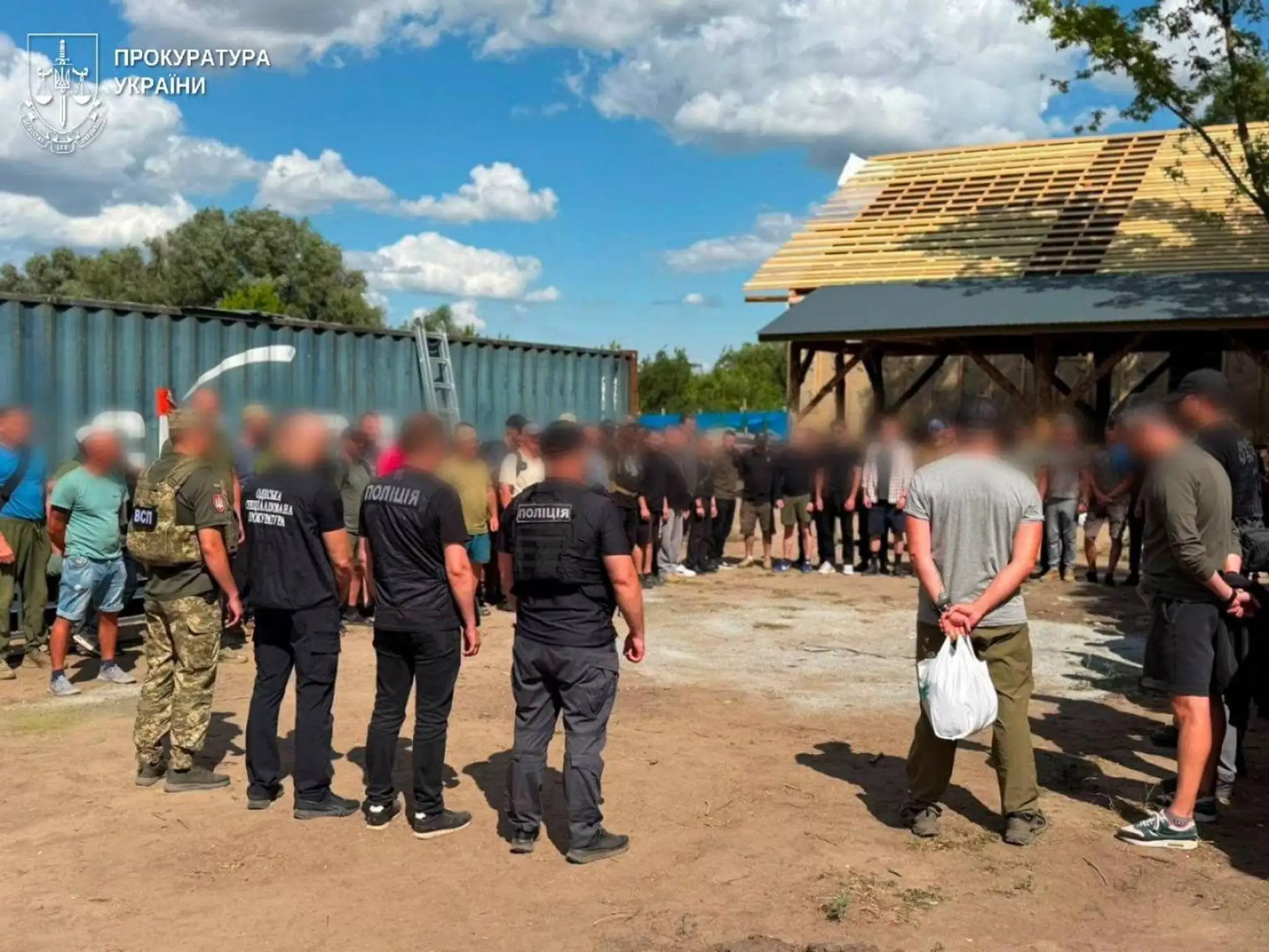 Ukrajinskí vojaci namiesto vojenských úloh stavali veliteľovi vilu