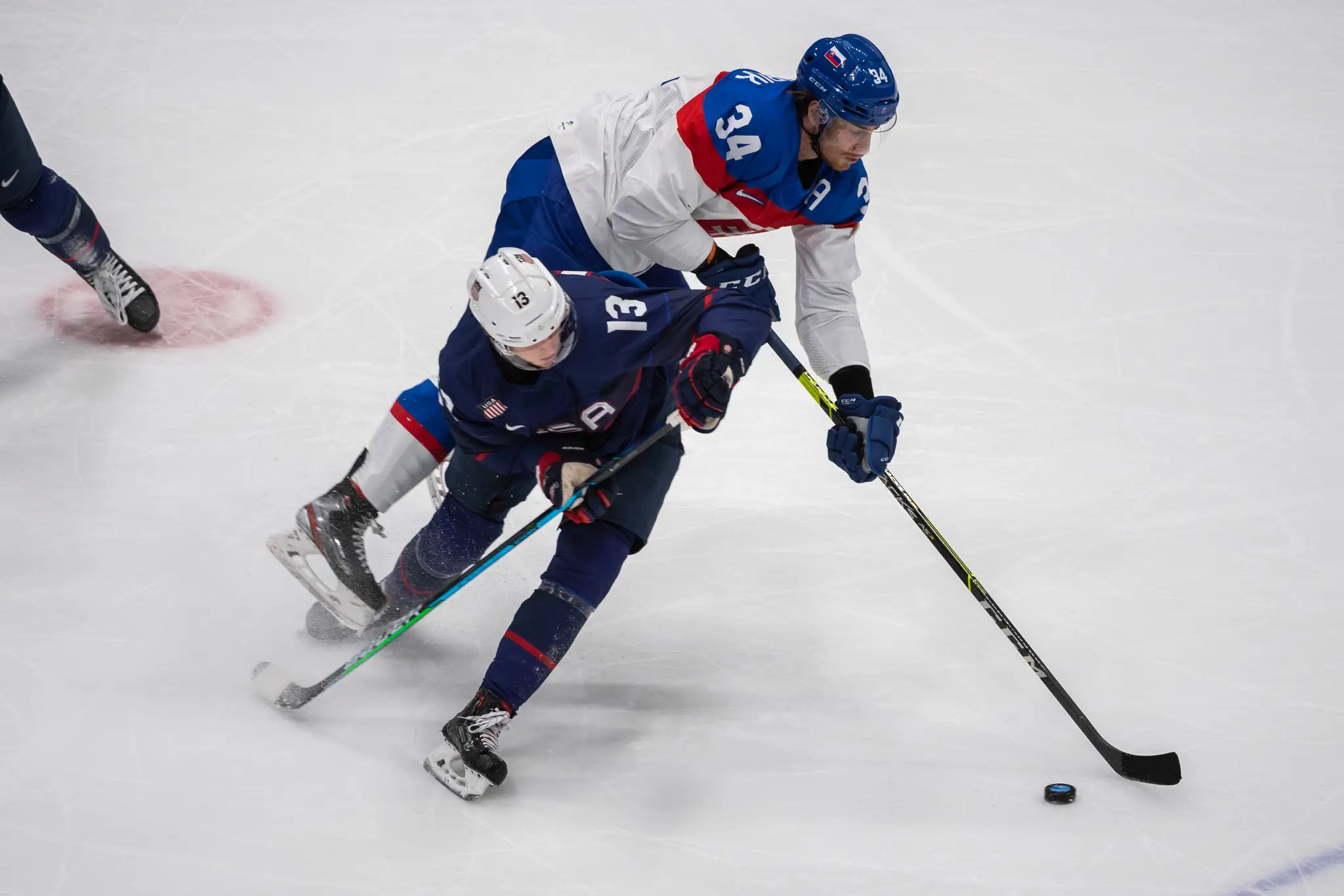 Zľava Američan Nathan Smith a Peter Cehlárik vo štvrťfinále ZOH 2022.