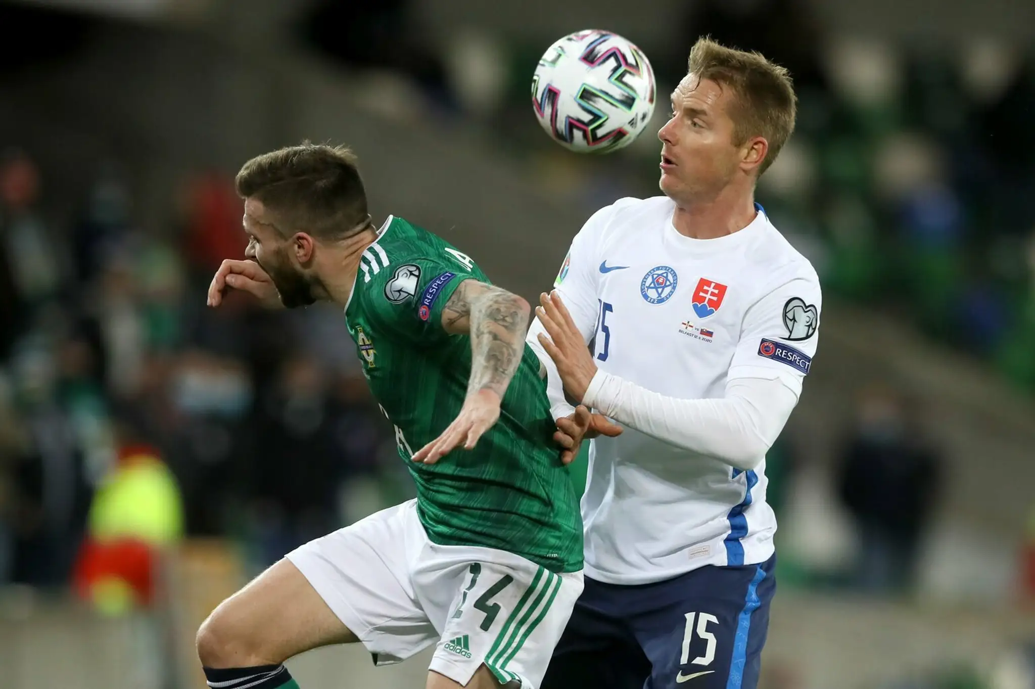 Zľava Tomáš Hubočan a Severoír Steven Davis bojujú o loptu vo finále baráže EURO 2020.
