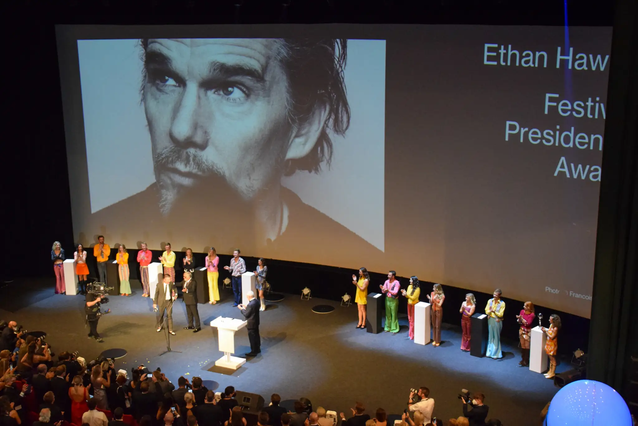 Ethan Hawke na záverečnom ceremoniáli 55. ročníka MFF KV
